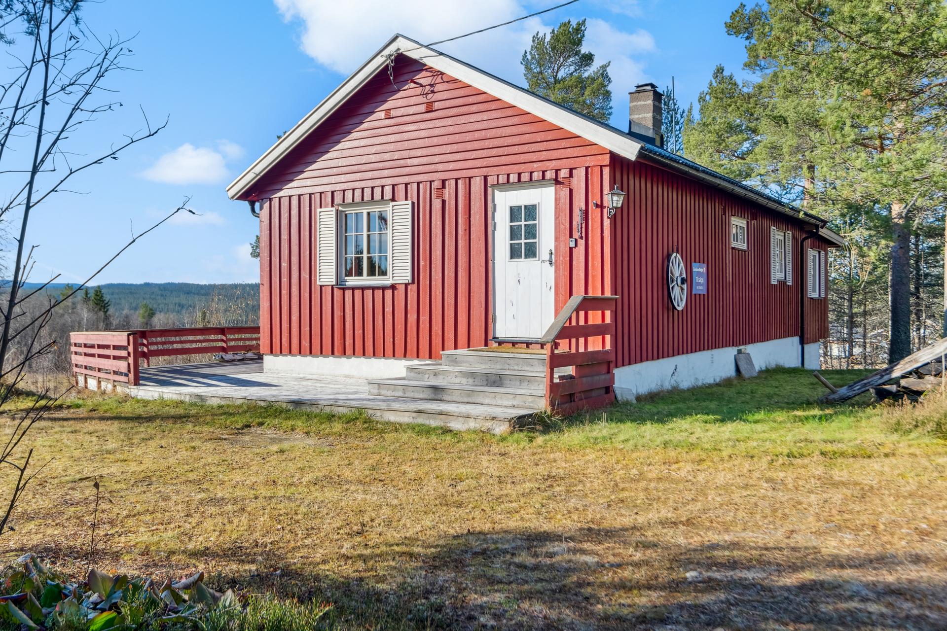 Inngangsparti tilknyttet terrassen som går over tre siden av hytta.. Bilde nummer 3 av 3