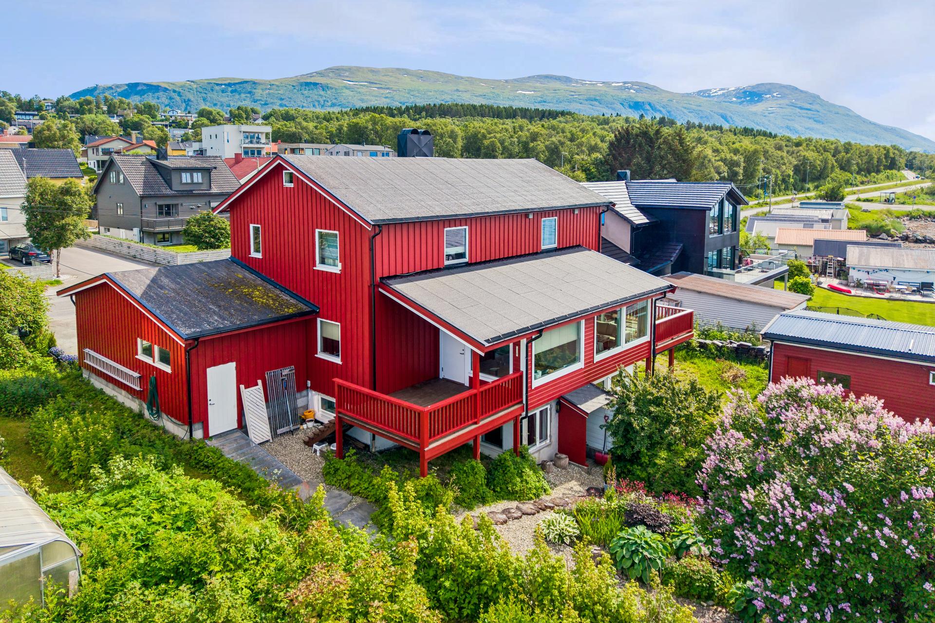 Velkommen til Kvaløyvegen 108! Foto: [Fotograf eller fotofirma]. Bilde nummer 1 av 3