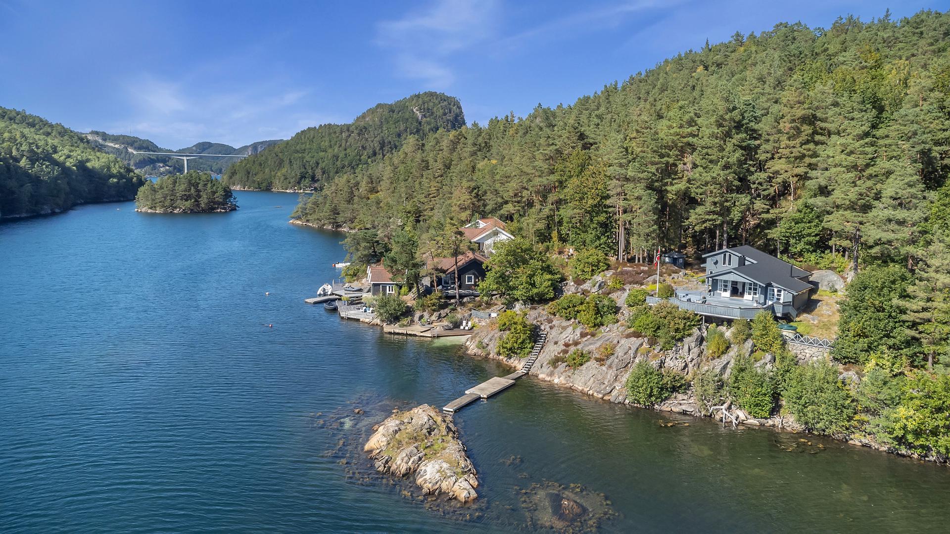 Kort vei med båt ut til åpent hav og flere øyer i skjærgården.. Bilde nummer 3 av 3
