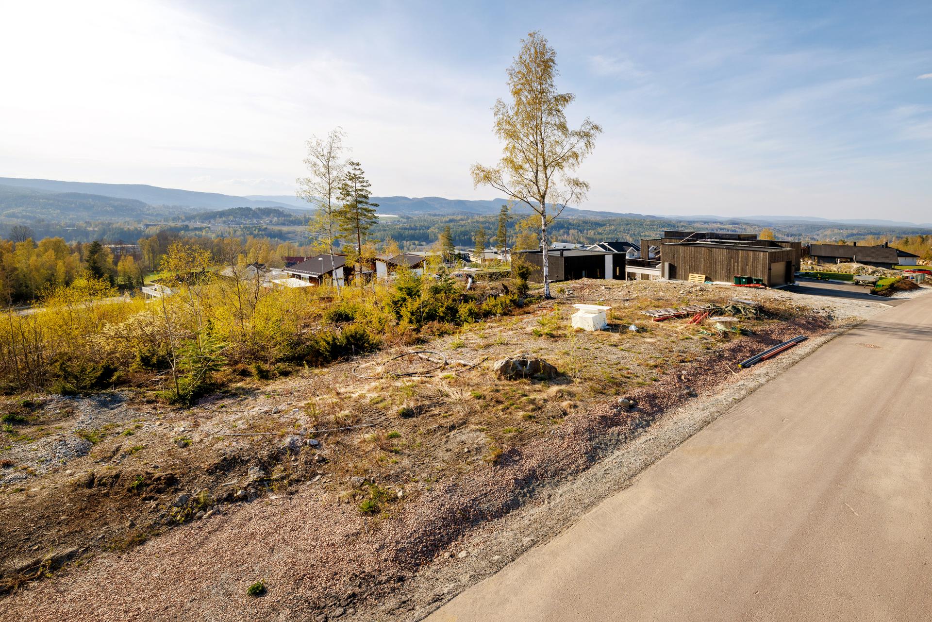 Tomten ligger på trinn 4 - som gir en enormt med sol og utsikt!. Bilde nummer 2 av 3
