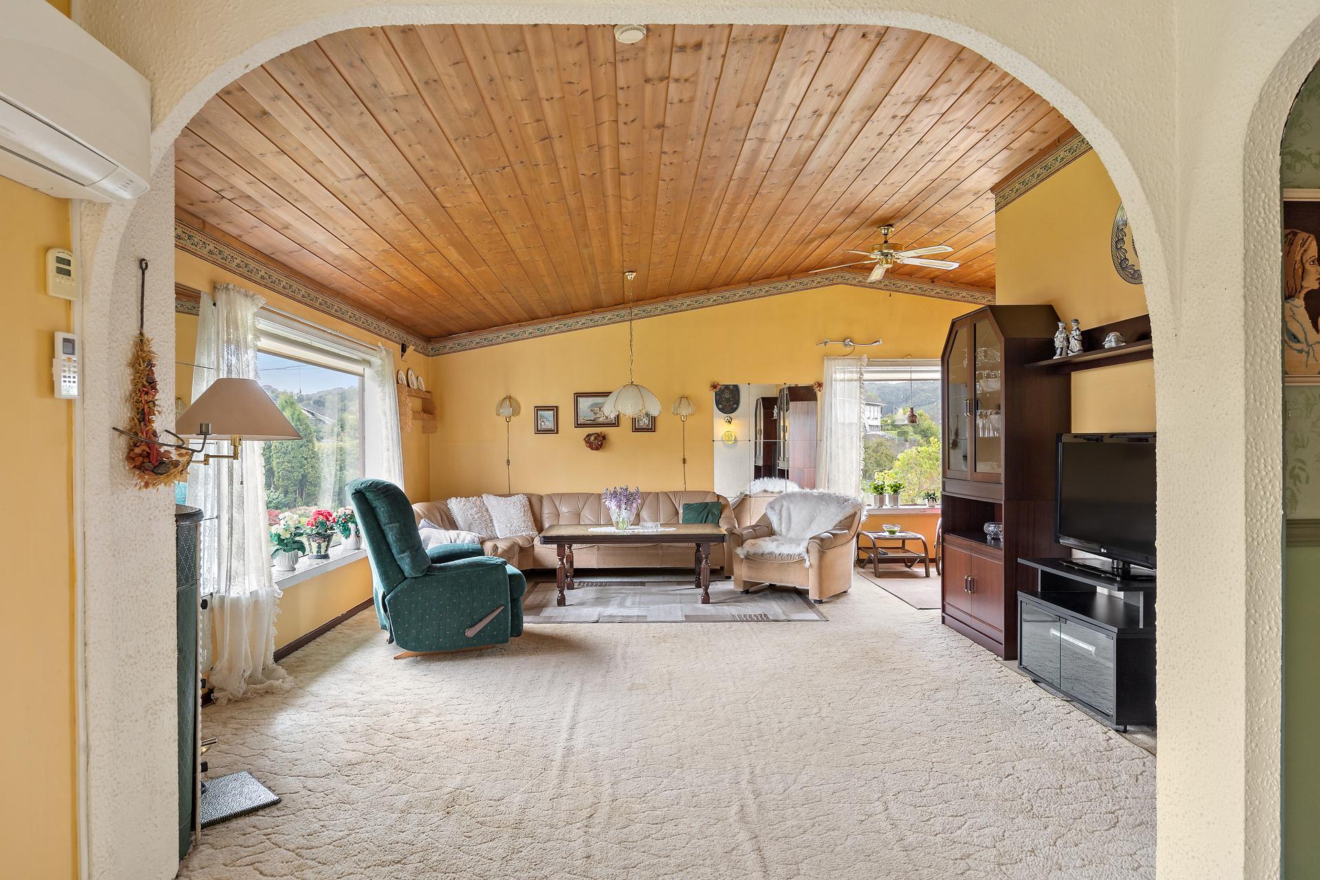 Romslig stue med god plass. En varmepumpe ble installert i 2018 for effektiv oppvarming.. Bilde nummer 2 av 3