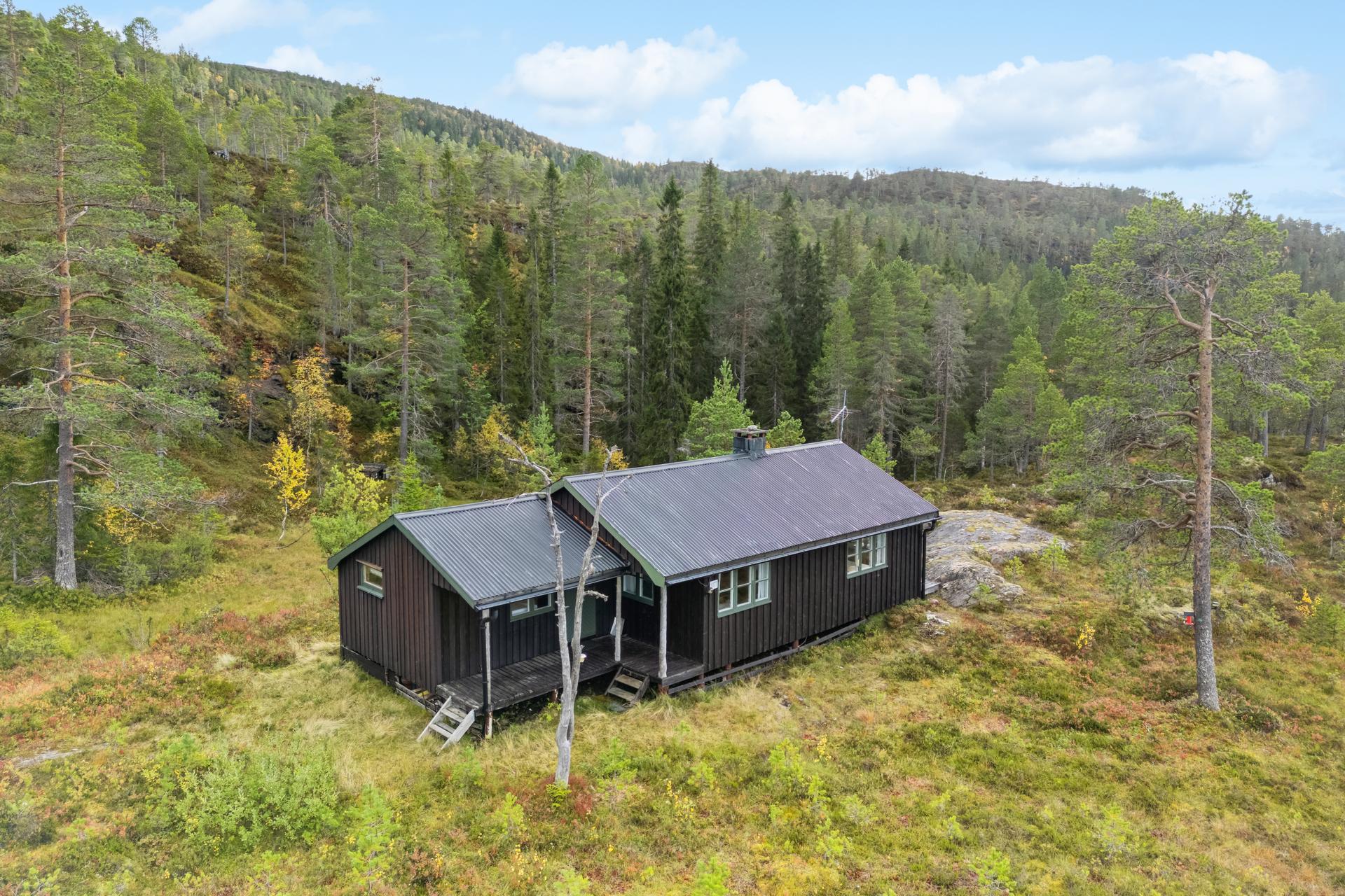 Hytta ligger fint og skjermet til høyt i terrenget med ingen innsyn fra hyttenaboer. . Bilde nummer 2 av 3