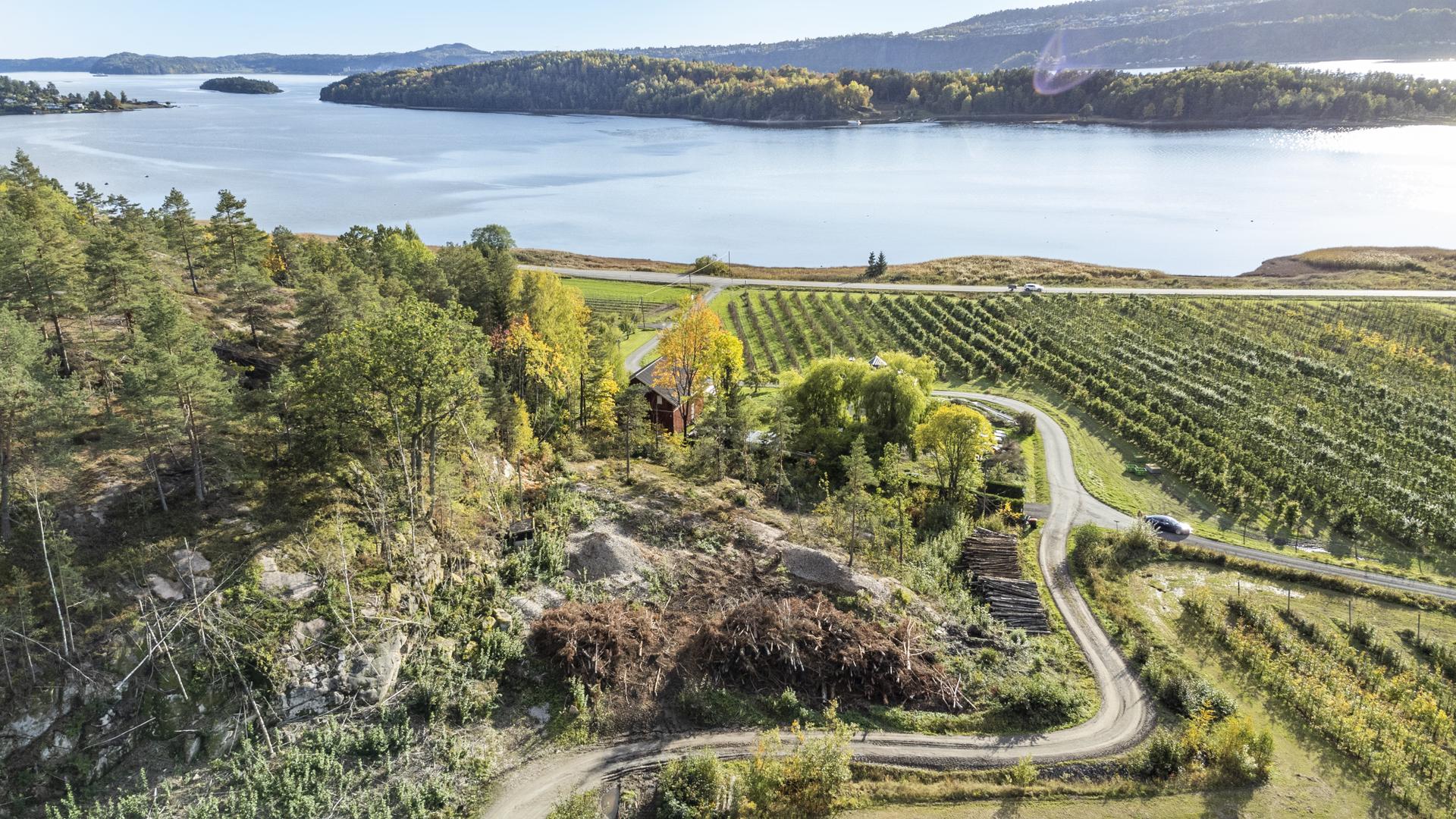 Meget flott beliggenhet med nærhet til Bjerkøya og vannet. Bilde nummer 3 av 3