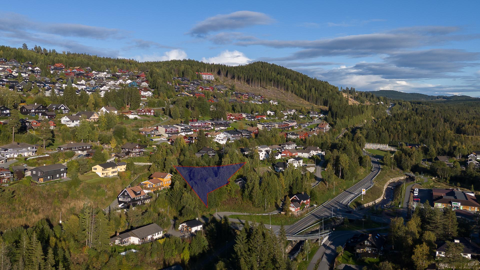 Tomta er beliggende ca. 4 km. opp fra Lillehammer sentrum. . Bilde nummer 2 av 3