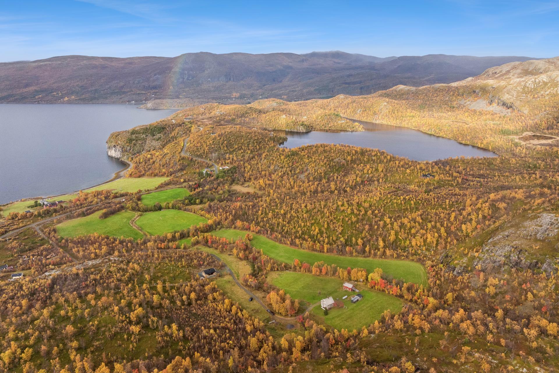 Storslått kyst- og fjordlandskap med utsikt over Altafjorden og omkringliggende fjell.. Bilde nummer 1 av 3