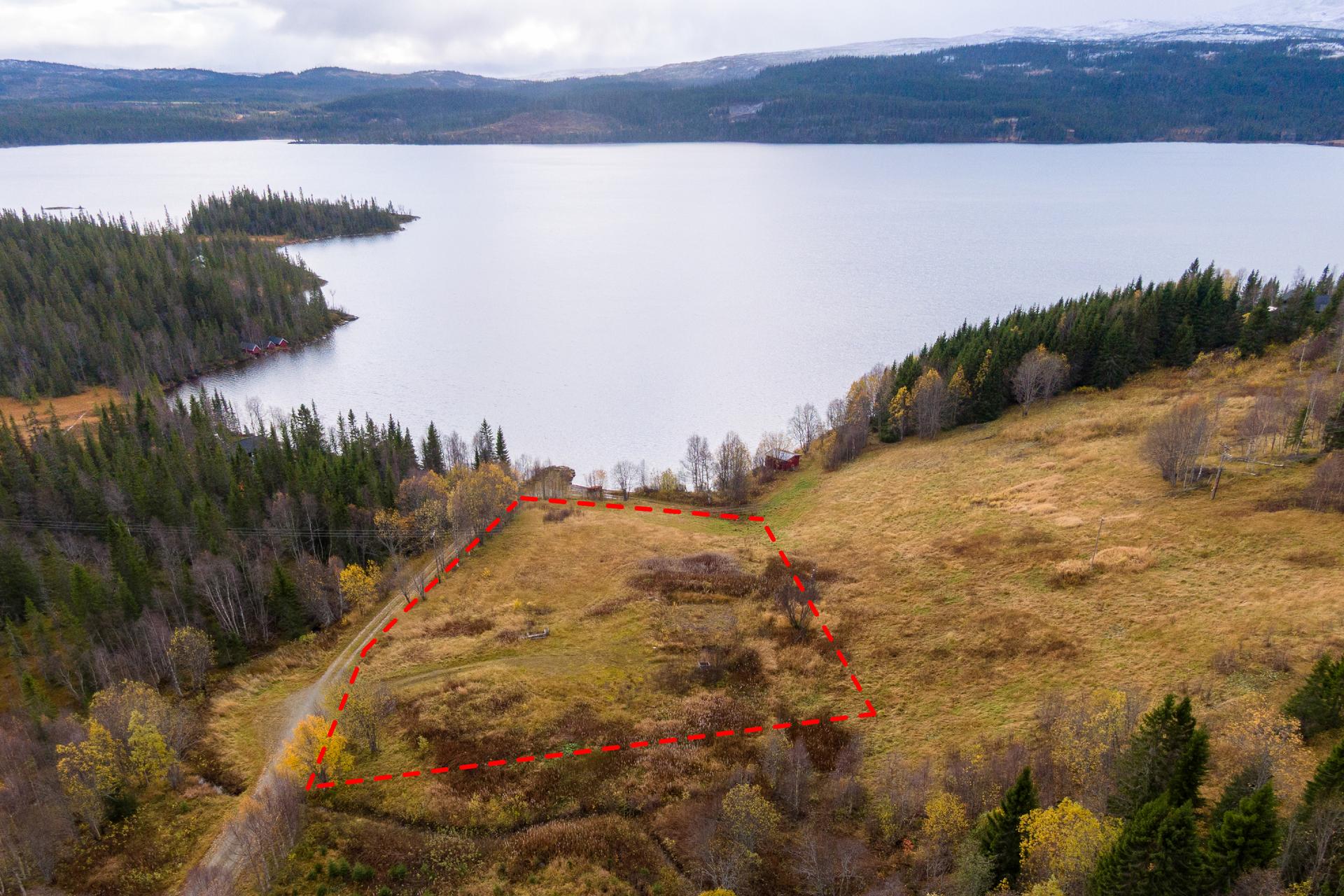 Eiendommen er lett skrånende og har et areal på hele 4 921 m².. Bilde nummer 3 av 3