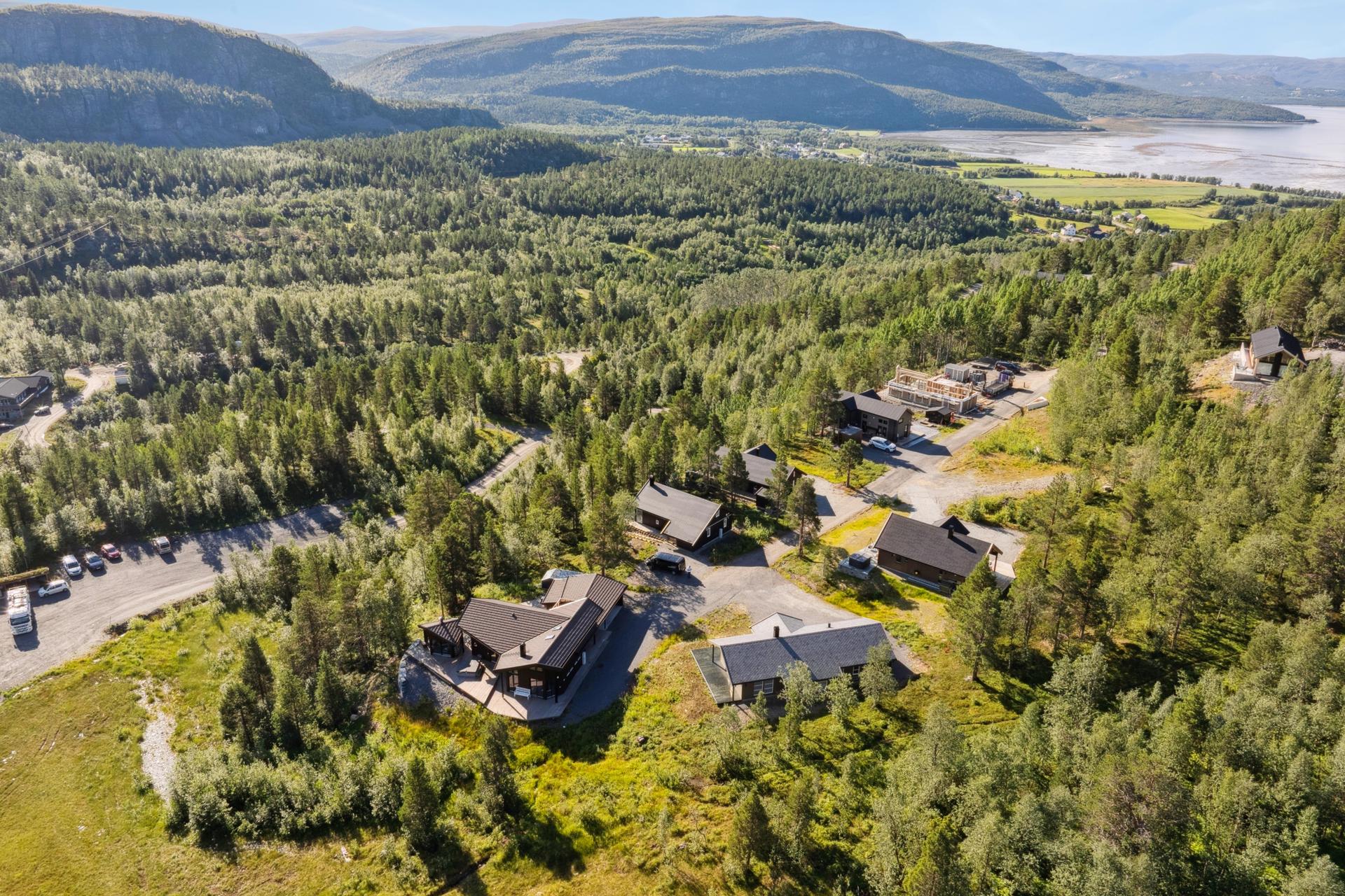 En nyere og moderne fritidsbolig med naturskjønn beliggenhet. Bilde nummer 2 av 3