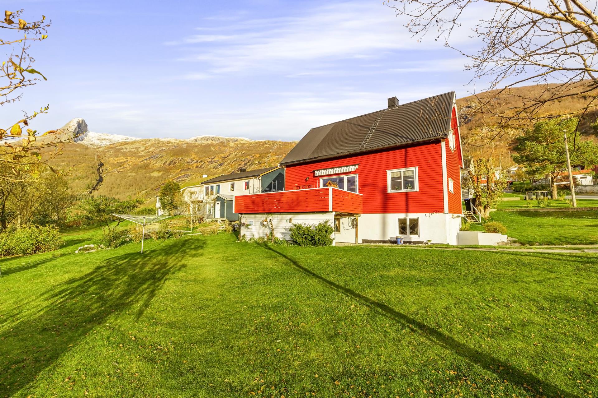 Eneboligen har arealer over to plan + kjeller - med både integrert garasje og carport.. Bilde nummer 3 av 3