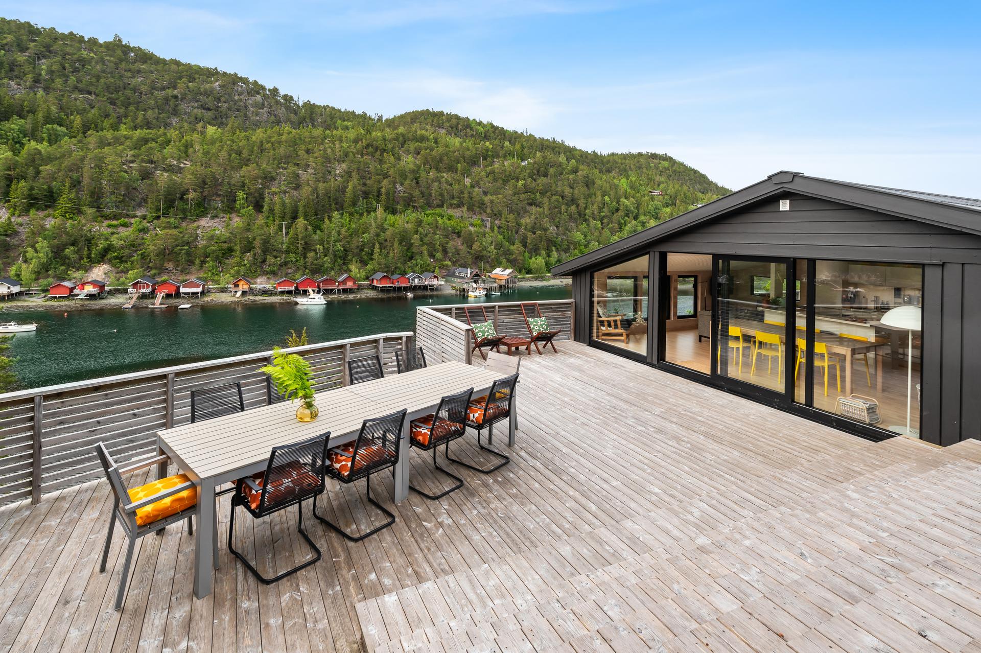 Utsikt over sjøen og naustene. Bilde nummer 3 av 3