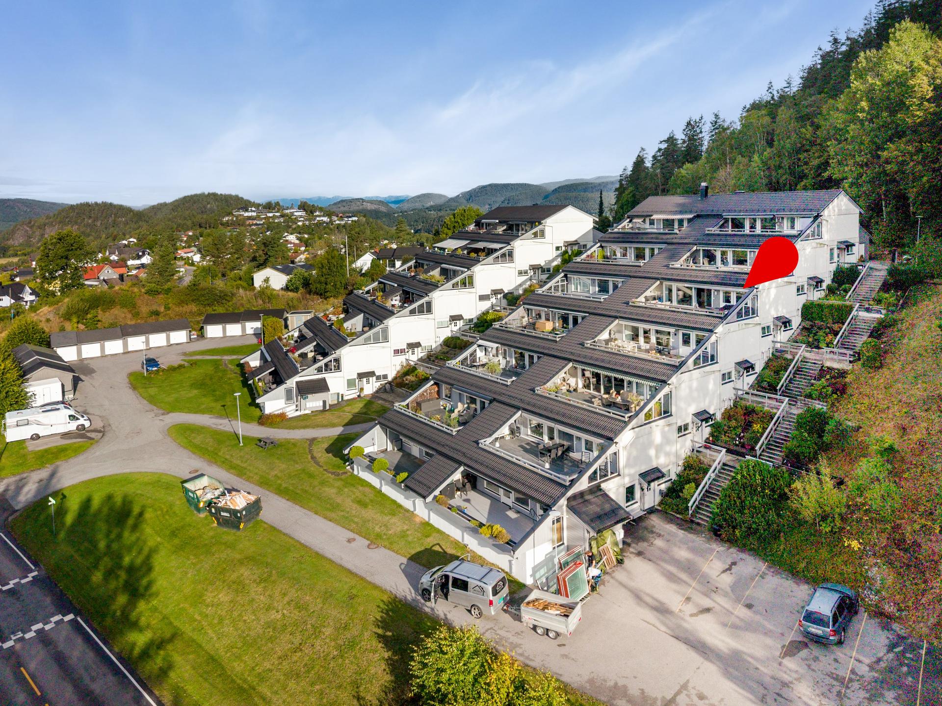 EiendomsMegler1 v/Hanne Holmberg presenterer Tangarvegen 36. Foto: Inbovi

Terrassehuset ligger i et veletablert boligområde på Åfoss med kort vei til skole, barnehage og turområder.. Bilde nummer 1 av 3