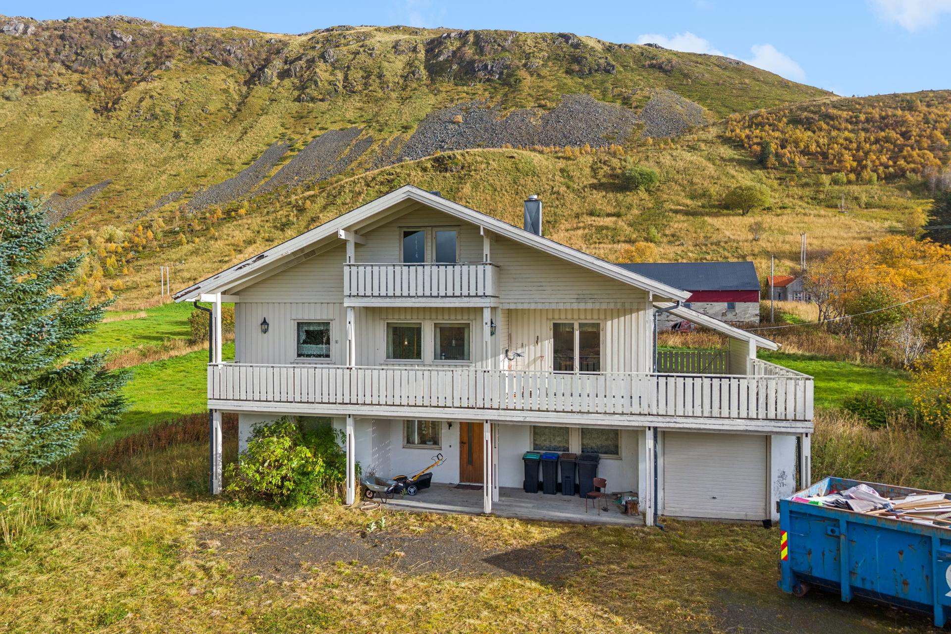 Boligen er opprinnelig fra 1986 og strekker seg over 3 plan med uinnredet loft.. Bilde nummer 3 av 3