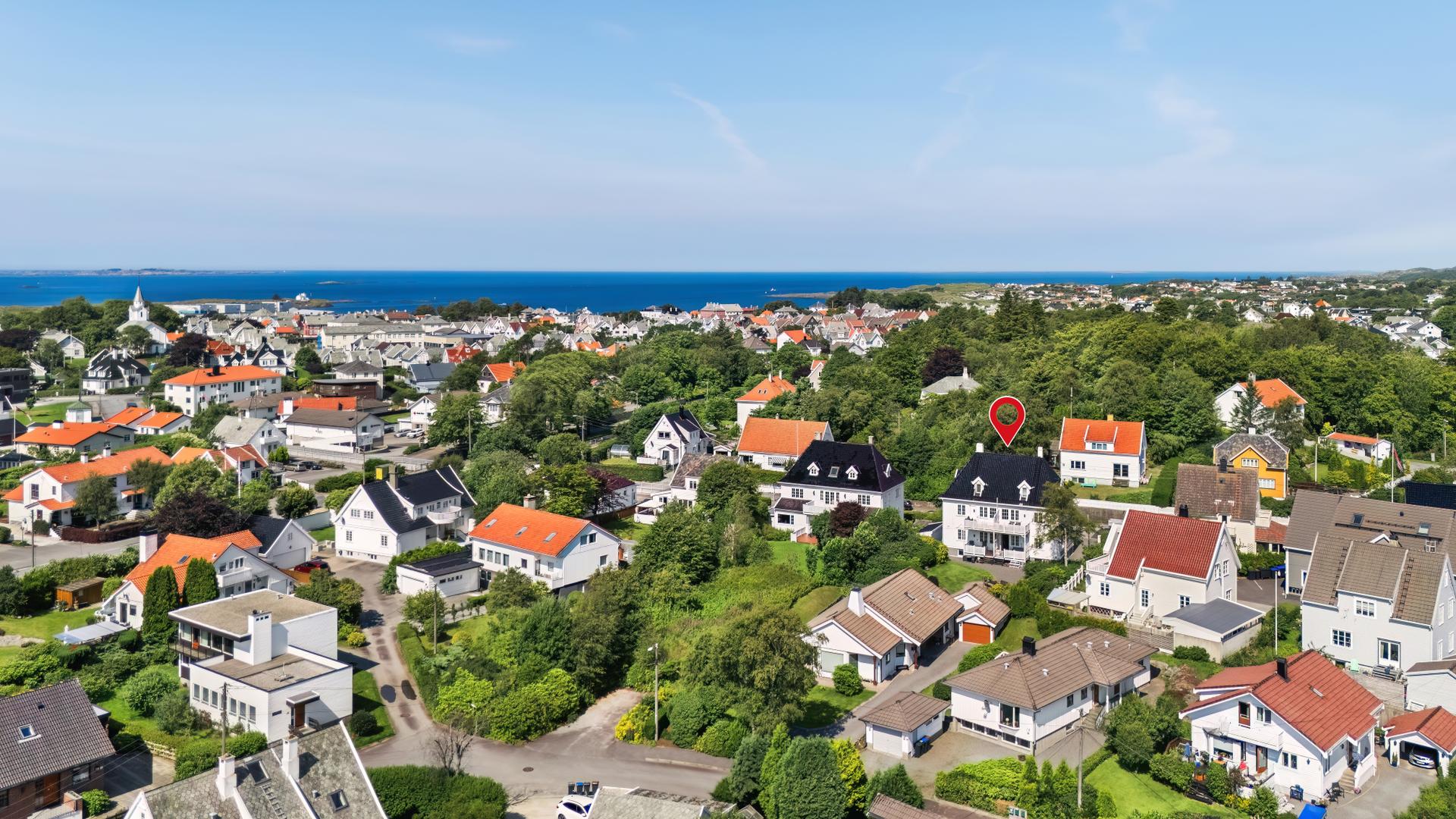 Etablert og rolig nabolag med kort til skole, idrettsanlegg og flotte turområder. Bilde nummer 3 av 3