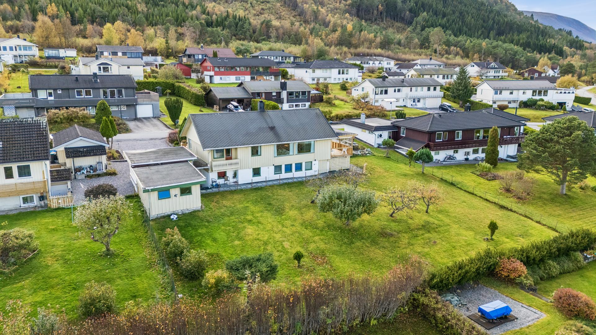 Boligen ligger i barnevennlige Kollen, med kort vei til skole, barnehage, fine turområder og Vestnes sentrum. Bilde nummer 3 av 3
