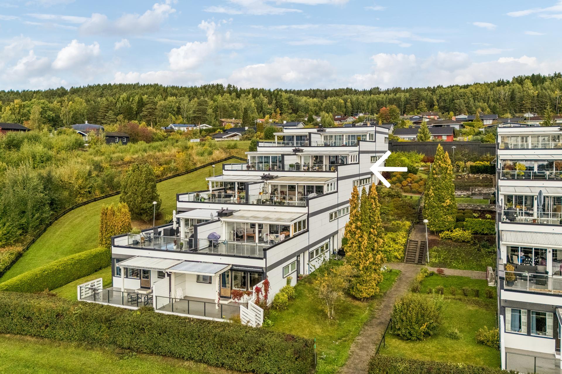 Terrasseleilighetene i Vega borettslag ligger i et veletablert boligområde på Hol.. Bilde nummer 3 av 3