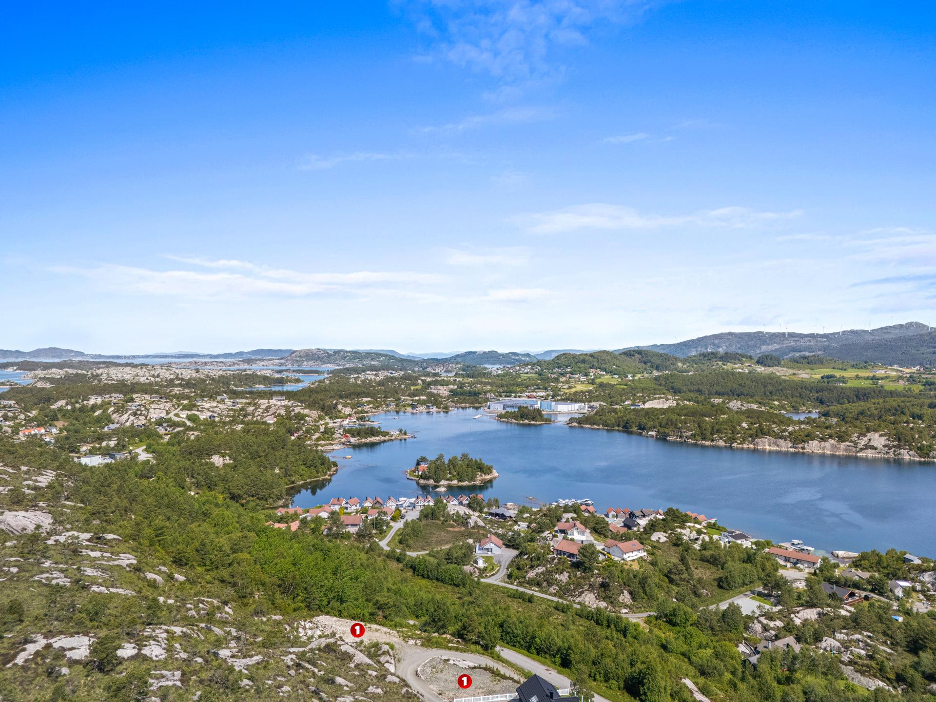 Dronefoto mot Hellandsfjorden. Bilde nummer 3 av 3