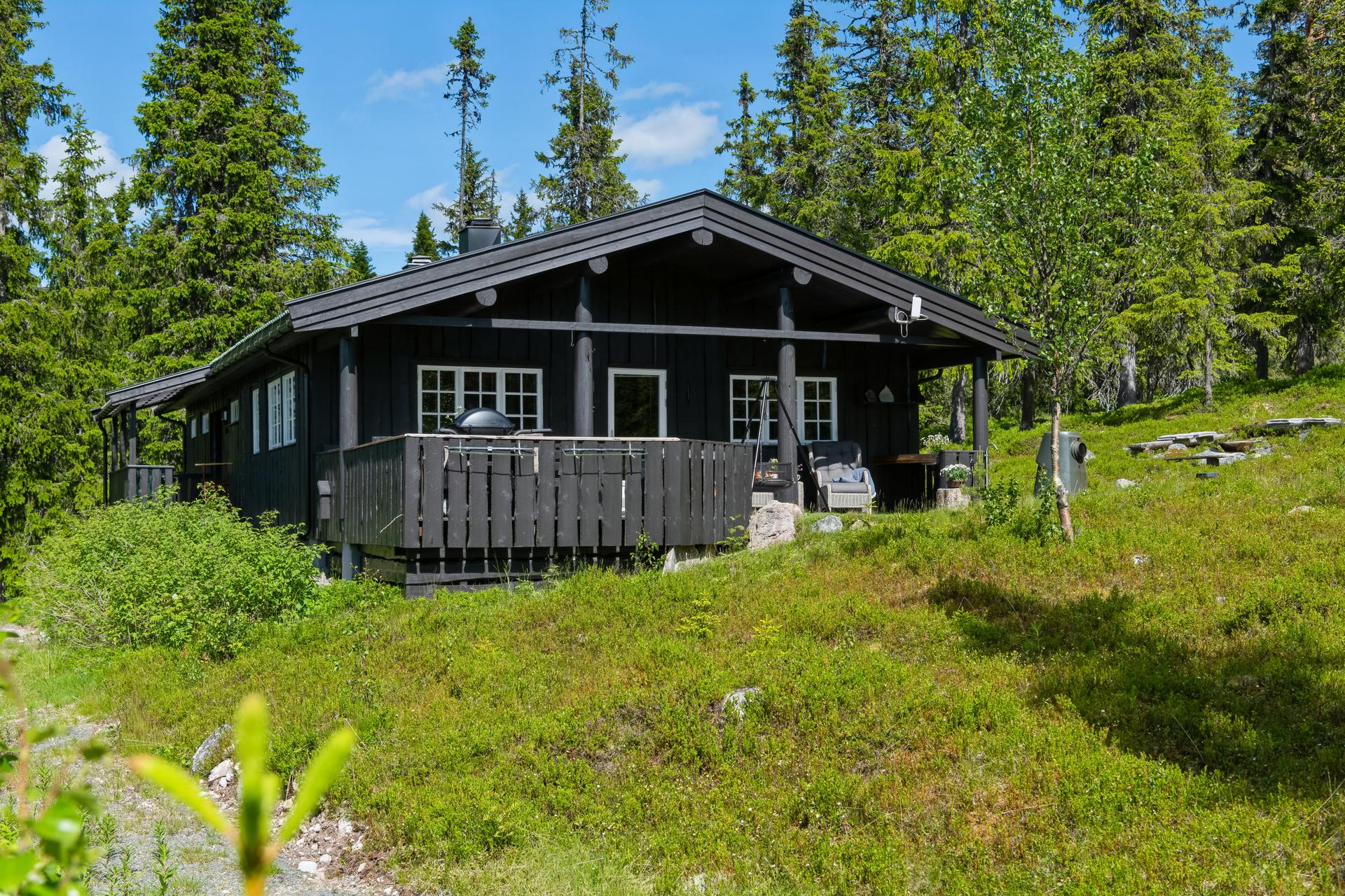 Terrassen mot sør er utvidet i ca. 2014. Bilde nummer 3 av 3