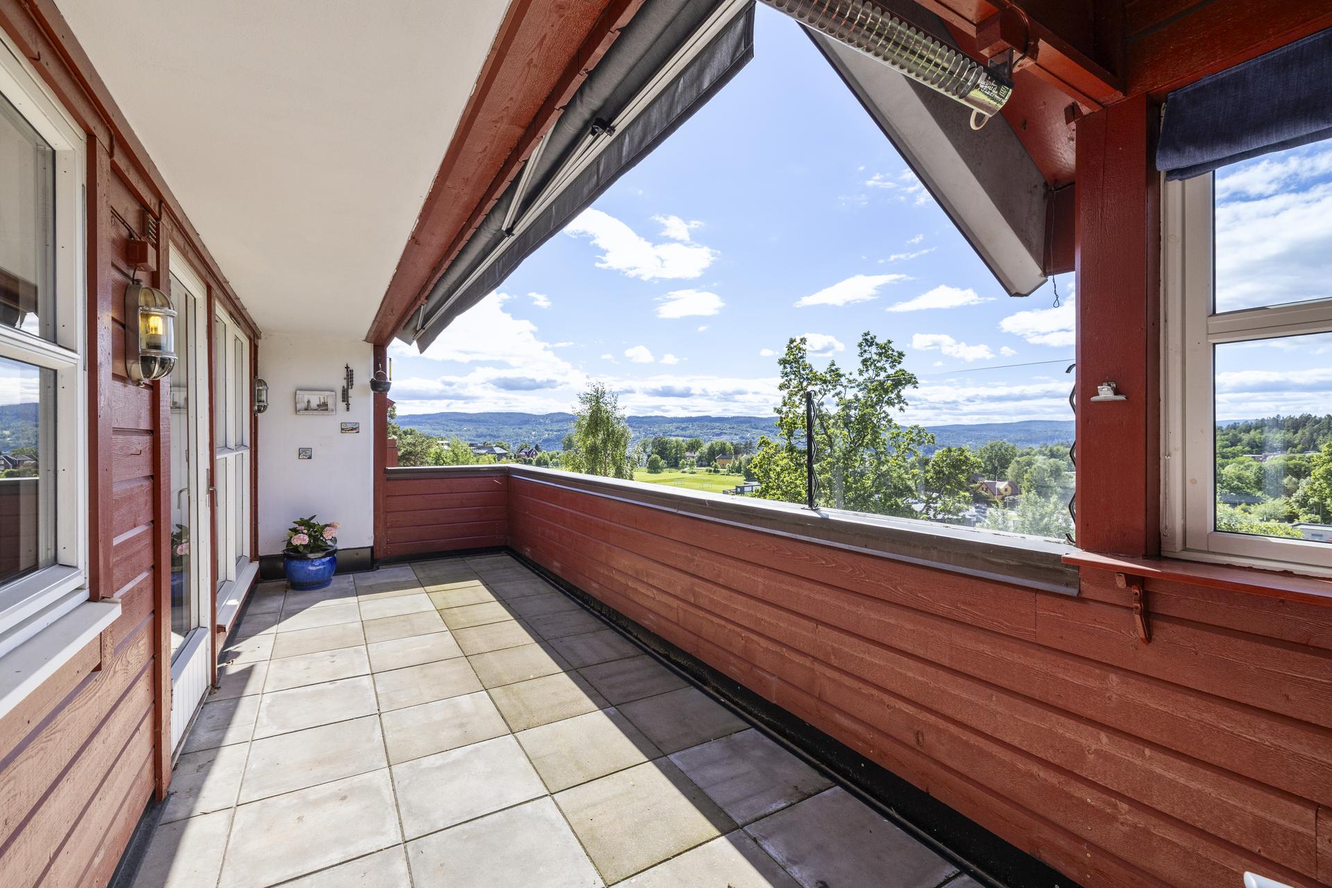 Vestvendt endeleilighet med stor terrasse, i et trivelig sameiet tilknyttet et veletablert nabolag i Drøbak.  . Bilde nummer 2 av 3