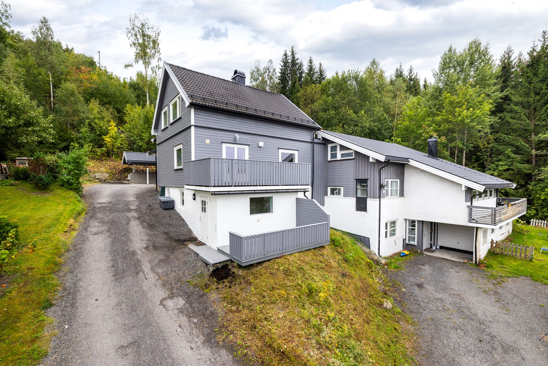 Romslig og praktisk halvpart av tomannsbolig med god planløsning, carport og gangavstand til sentrum og servicetilbud.. Bilde nummer 2 av 3
