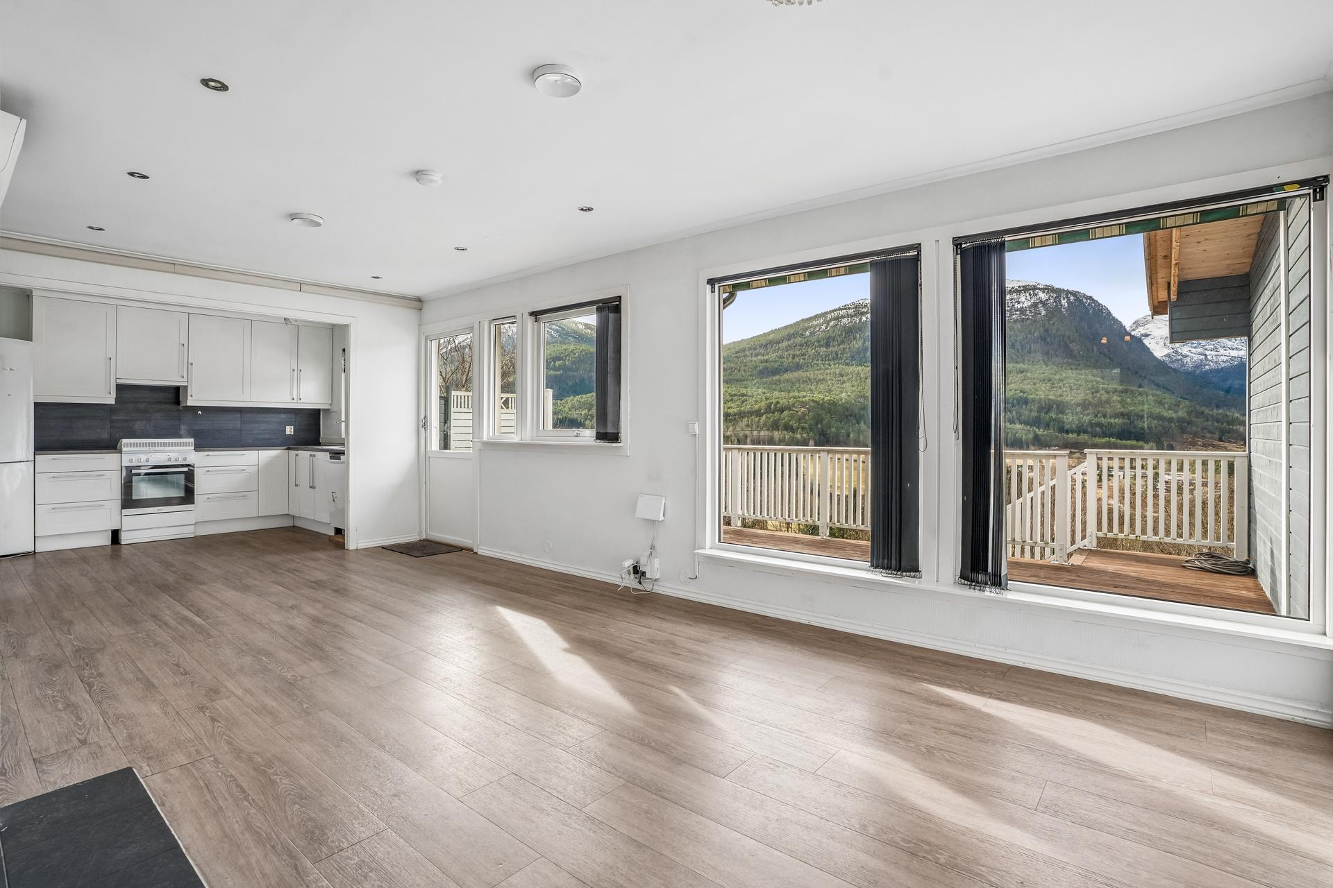 Søråsen 30 presentert av EiendomsMegler1 Nordfjord ved Sissel Halnes. 
(Foto: Efkt, Svein Olav Humberset). Bilde nummer 1 av 3