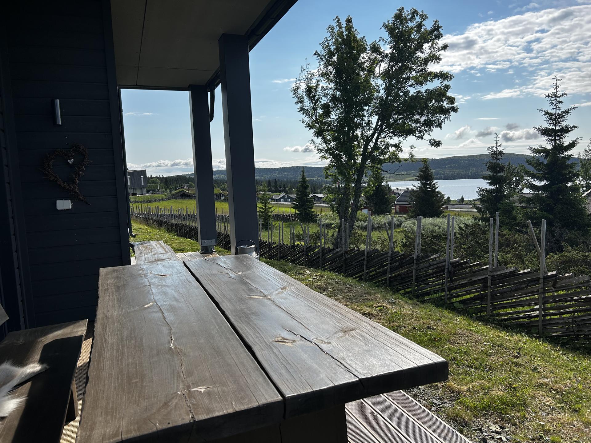 Leiligheten har en usjenert beliggenhet med flott solgang og utsikt mot Sjusjøvannet!. Bilde nummer 1 av 3