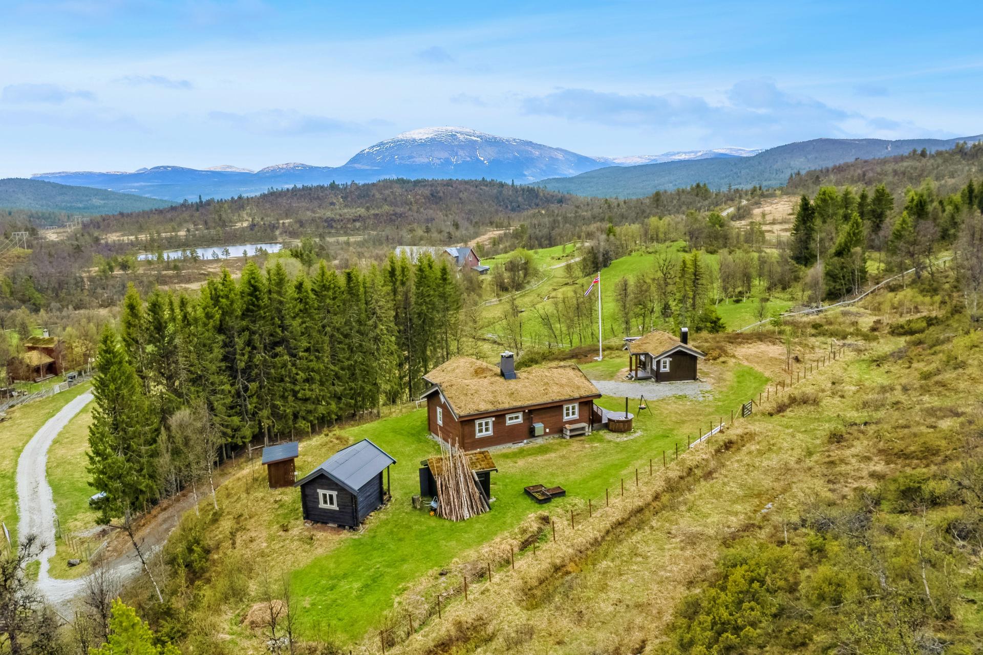 Eiendommen ligger meget fint til. . Bilde nummer 3 av 3