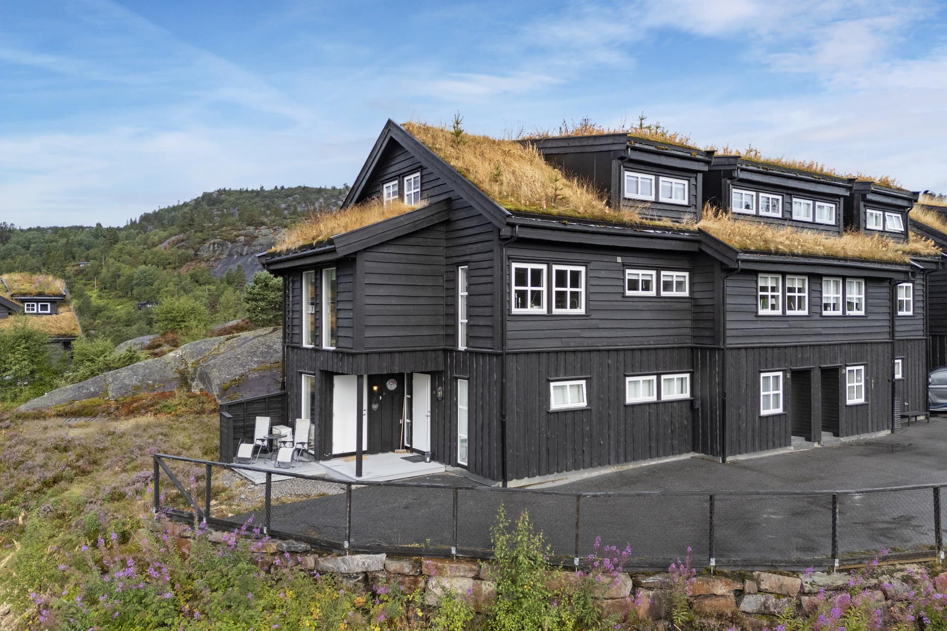 Leiligheten går over 3 etasjer, med inngang fra 1. Så finner vi øvrige rom i 2. og 3. etasje.. Bilde nummer 3 av 3
