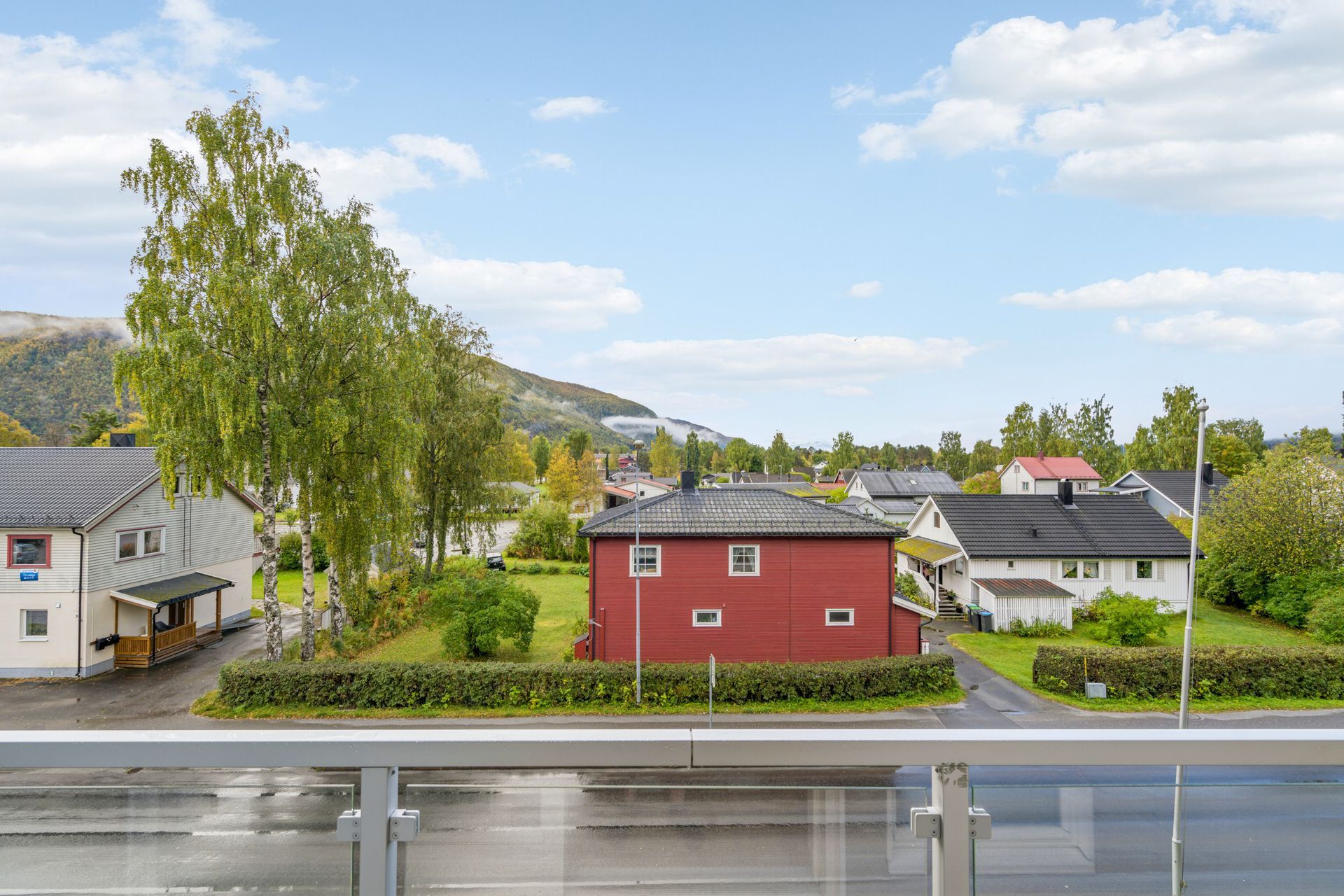 Lys og lettstelt 2-roms selveierleilighet fra 2018 med heisadkomst og utsikt mot omkringliggende område mot sør.. Bilde nummer 3 av 3