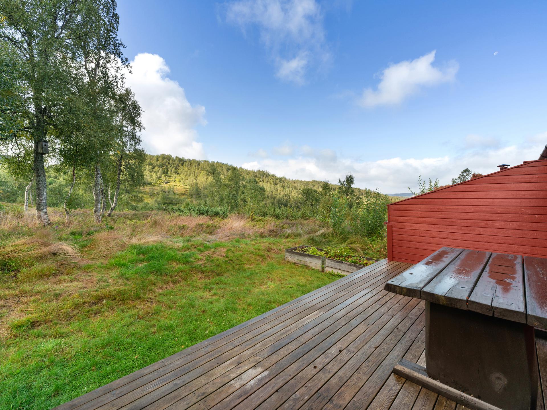 Fra terrassen er det fritt utsyn mot Smølåsen og fjellterrenget.. Bilde nummer 3 av 3