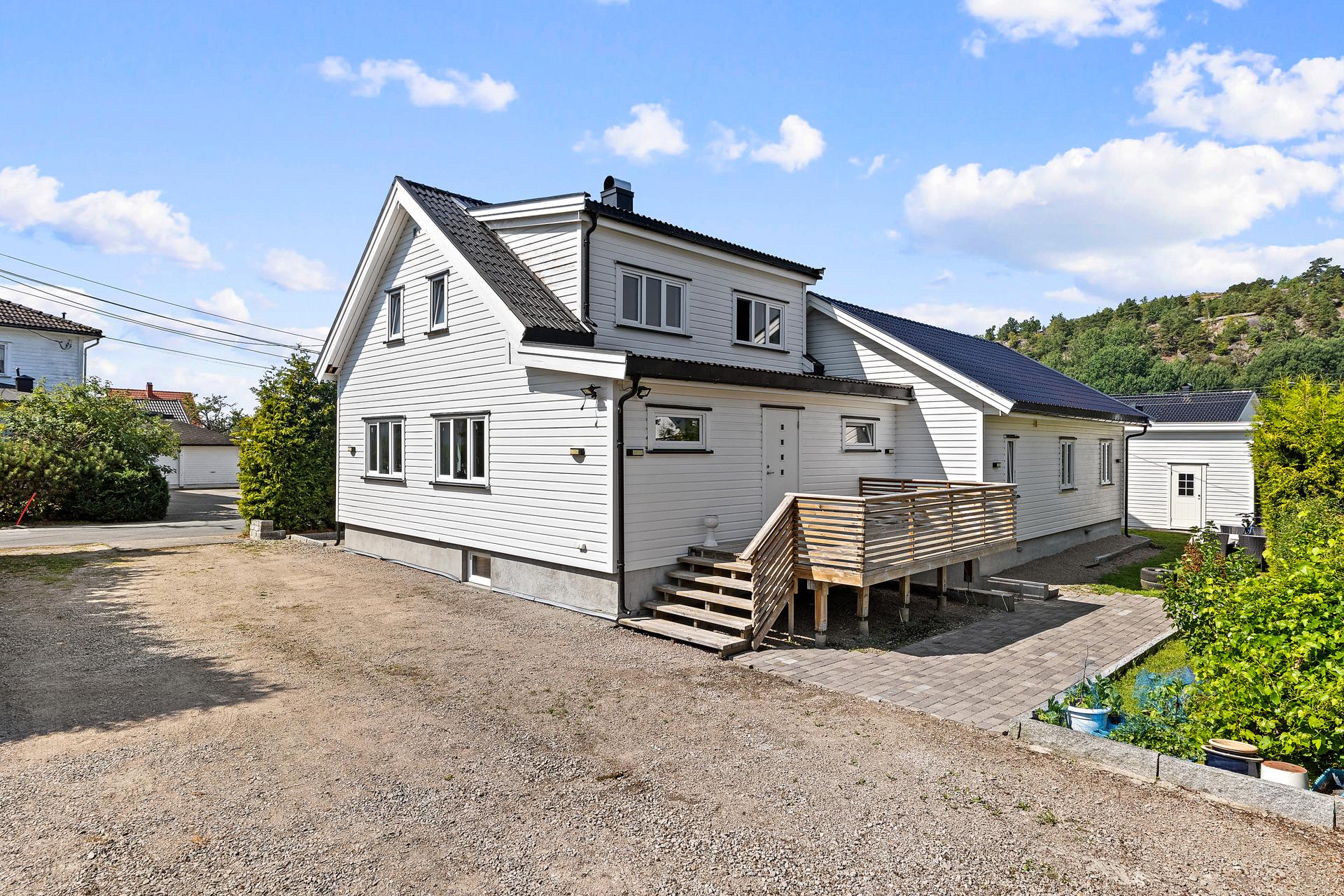 Terrasse på 14 m² i impregnerte materialer, med utgang fra første etasje.. Bilde nummer 3 av 3