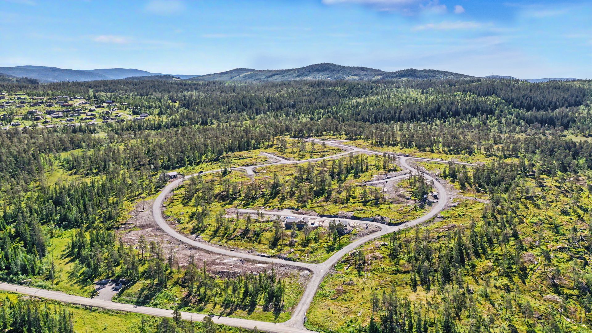 Tomtefeltet ligger helt på pynten mellom tidligere solgte tomter (felt 3 øverst i bildet) og hyttene i Lygnalia. Det gir flere av tomtene en helt unik utsikt og upåklagelige solforhold fra morgen til kveld.. Bilde nummer 2 av 3