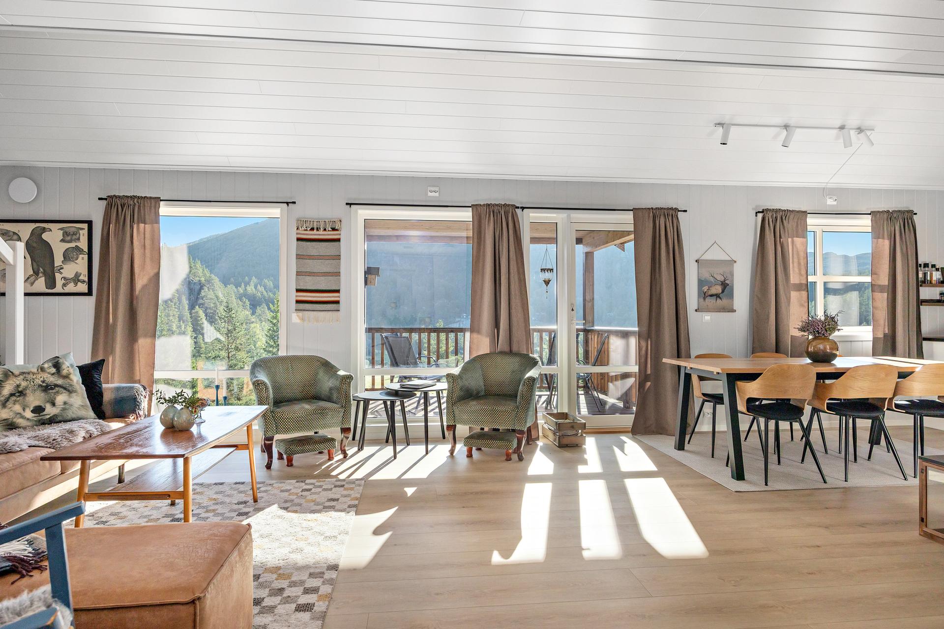 Innholdsrik og moderne fritidsleilighet over to plan i et etablert hytteområde.. Bilde nummer 3 av 3