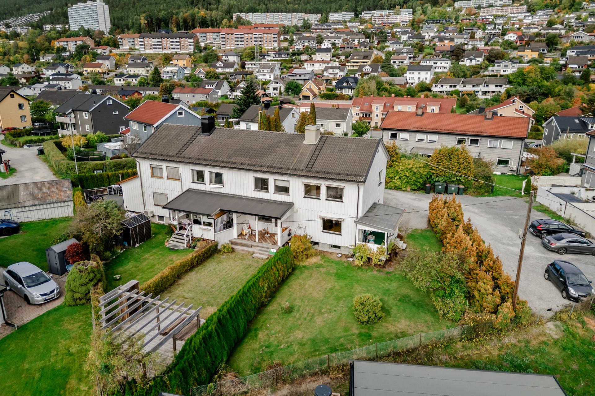 Enderekkehus over tre plan med usjenert hage i et etablert og barnevennlig boligområde på Åssiden.. Bilde nummer 2 av 3