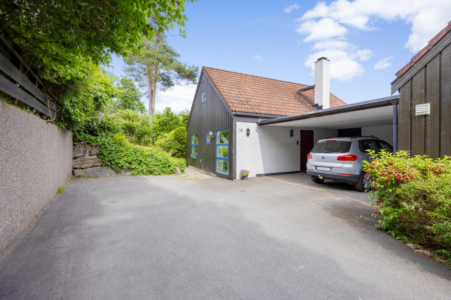Afaltert innkjørsel med carport. Bilde nummer 3 av 3