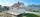 Denne sjarmerende eneboligen ligger nederst i Ura og tilbyr en fantastisk panoramautsikt mot skipsleia inn til Sandnessjøen og den majestetiske fjellformasjonen Dønnamannen. Bilde nummer 2 av 3