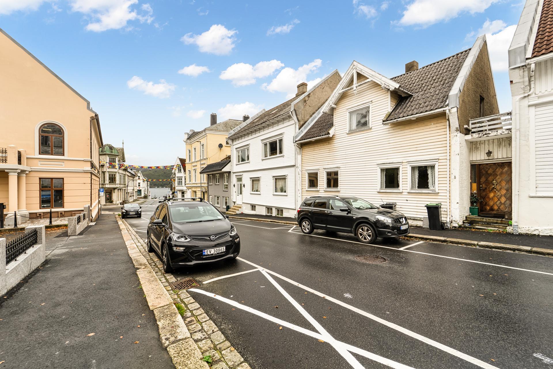 Enebolig over tre plan beliggende i et etablert gateløp i Farsund sentrum.. Bilde nummer 2 av 3