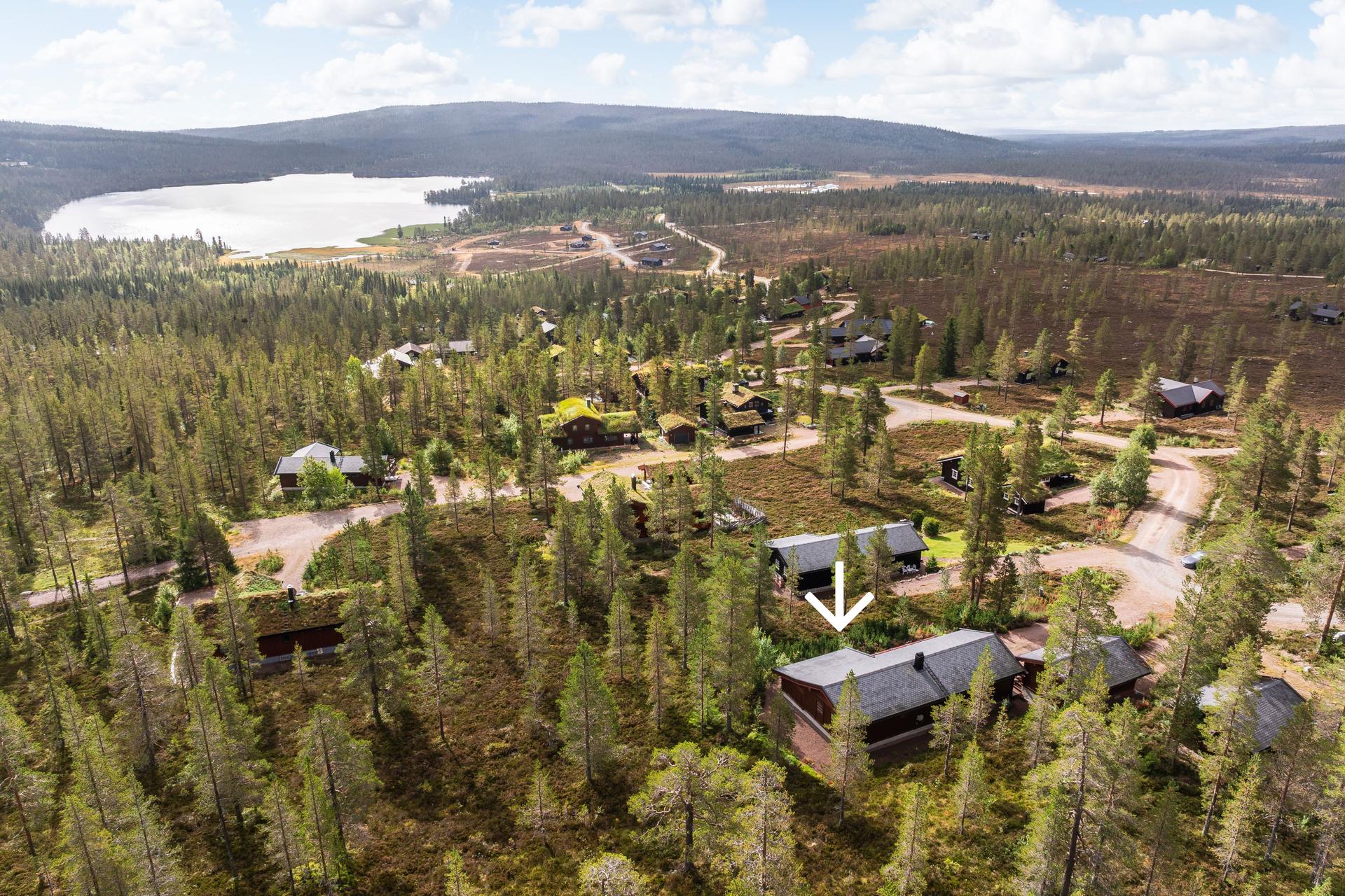 Eiendommen ligger usjenert til i skogsterreng, med umiddelbar nærhet til langrennsløyper.. Bilde nummer 3 av 3