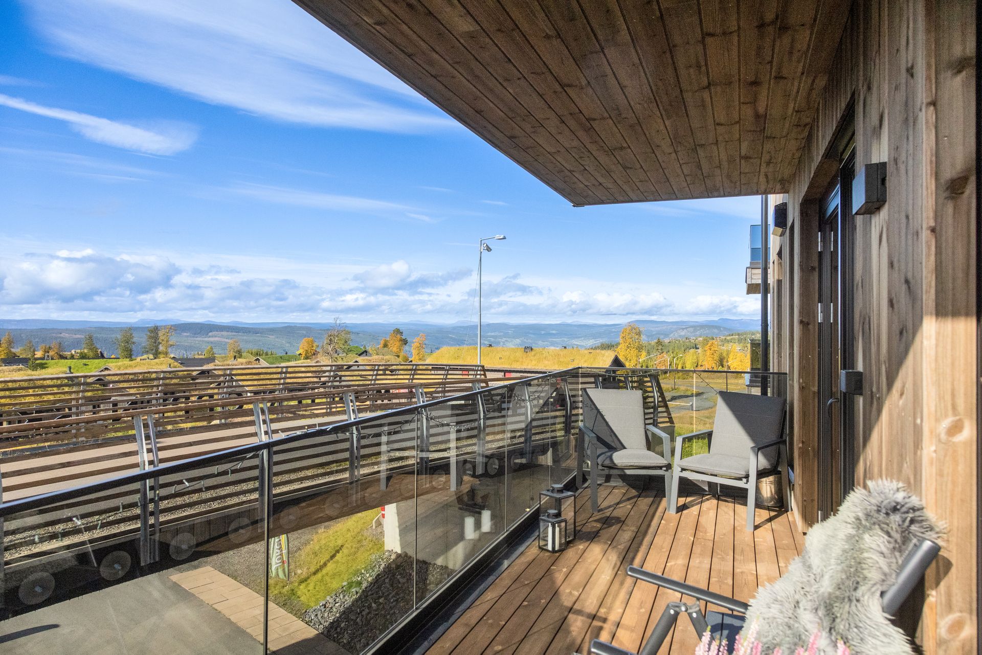 Sydvendt terrasse med gode solforhold og flott utsikt . Bilde nummer 2 av 3