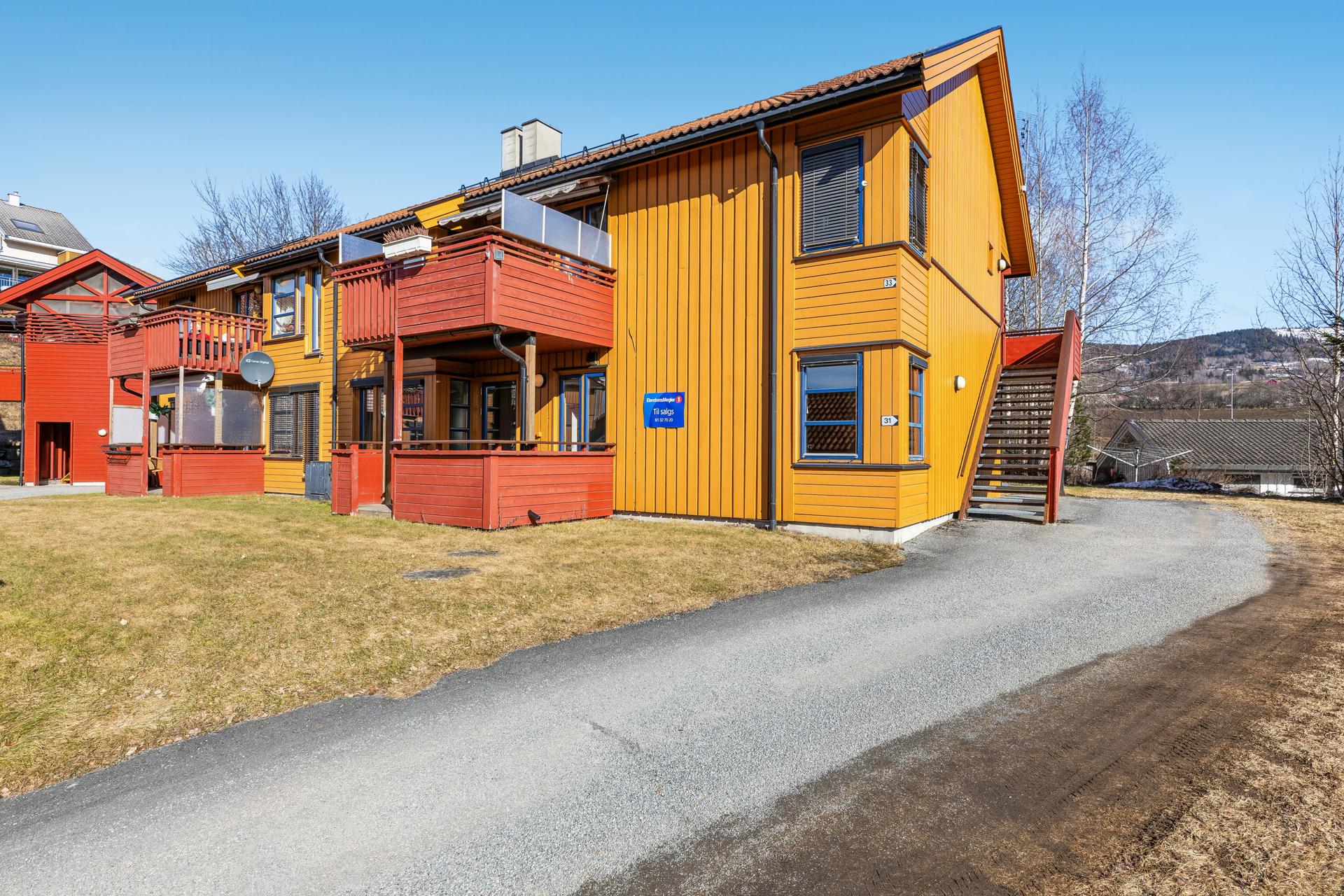 Leiligheten ligger på enden i første etasje med enkel adkomst. . Bilde nummer 2 av 3