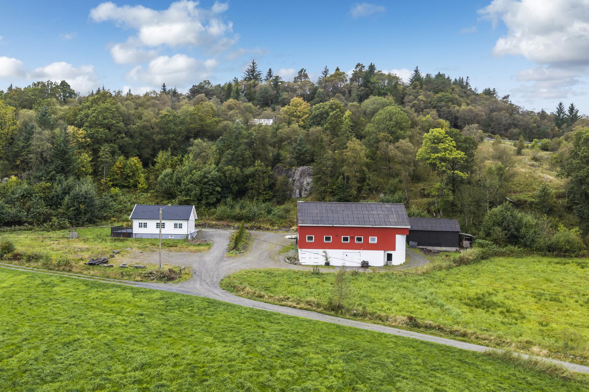 Enebolig over tre plan med romslig tomt, løe og frittstående bod i landlige omgivelser.. Bilde nummer 2 av 3