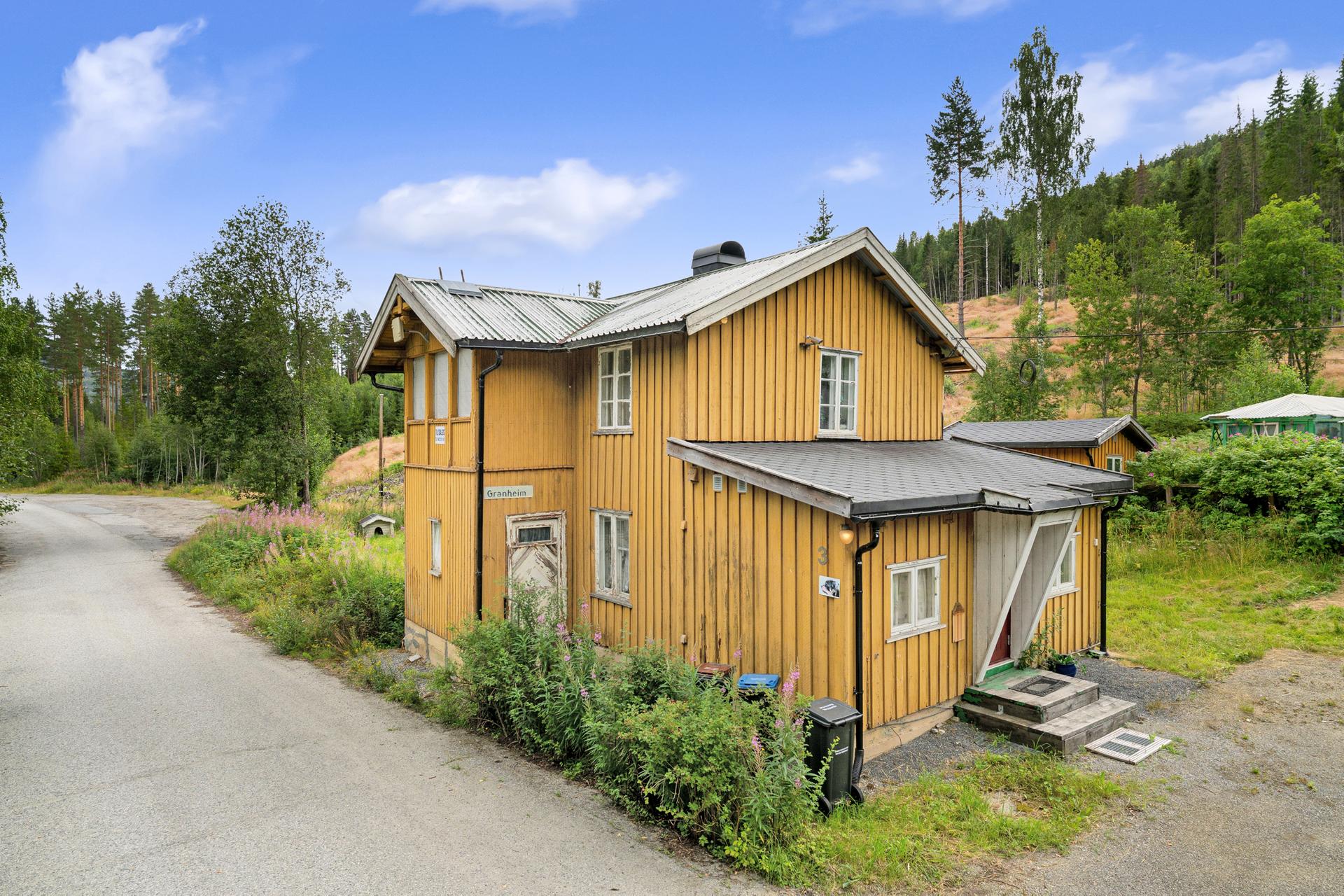 Eiendomsmegler Lars Bredeveien presenterer Ramsrudveien 3; En enebolig med et stort rehabiliteringsbehov i landlige omgivelser. Stor tomt på ca. 2.6 mål!. Bilde nummer 1 av 3