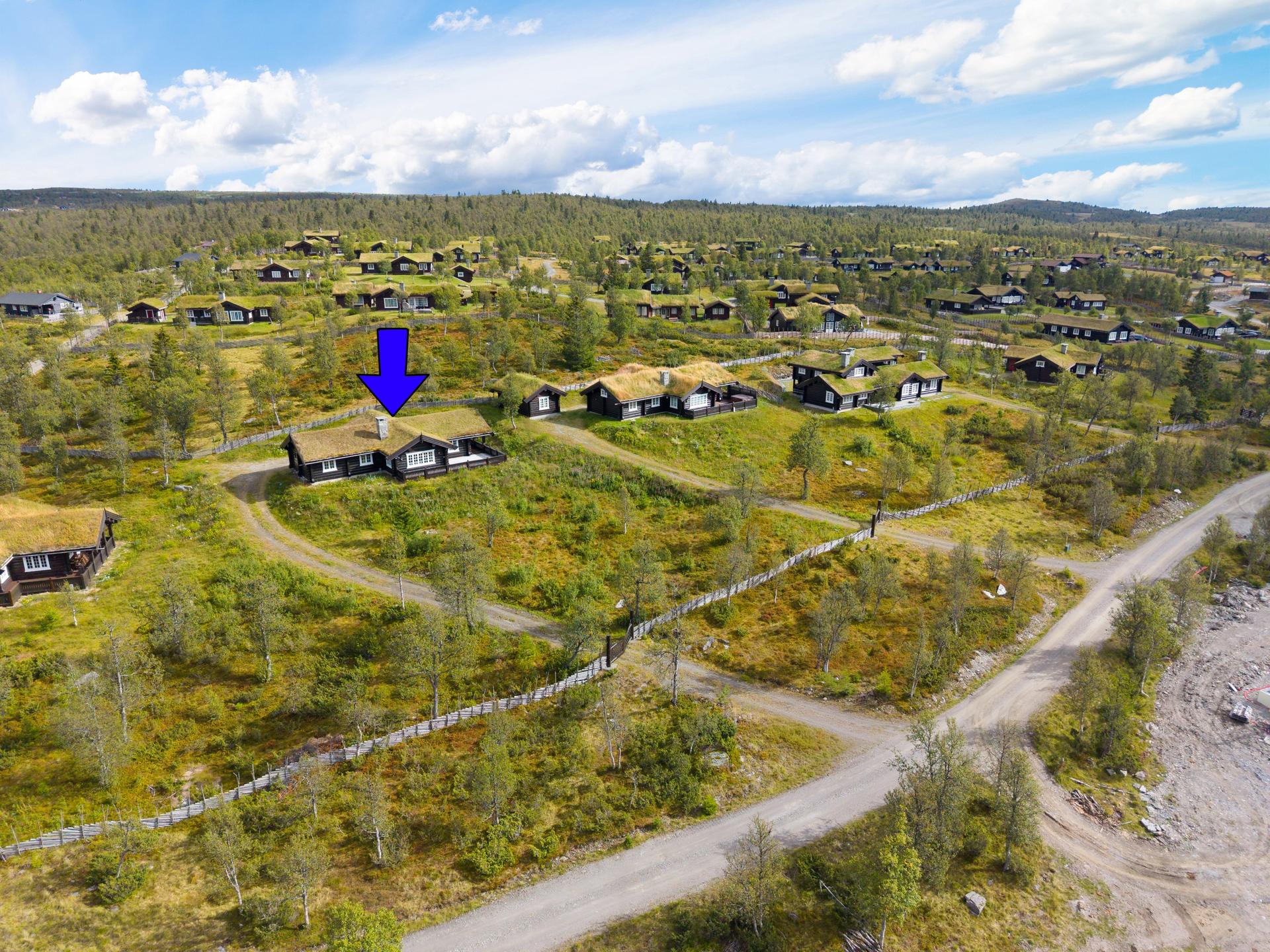 Lauvåsvegen 195 ligger flott til i et rolig og etablert hytteområde på Lauvåsen, ca 970 moh.. Bilde nummer 2 av 3