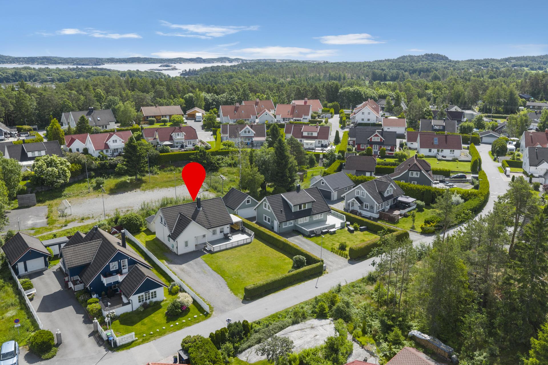 Meget barnevennlig med balløkke og lekeplass bak boligen. Foto: Boligbilder AS v/Fredrik Wiig. Bilde nummer 1 av 3