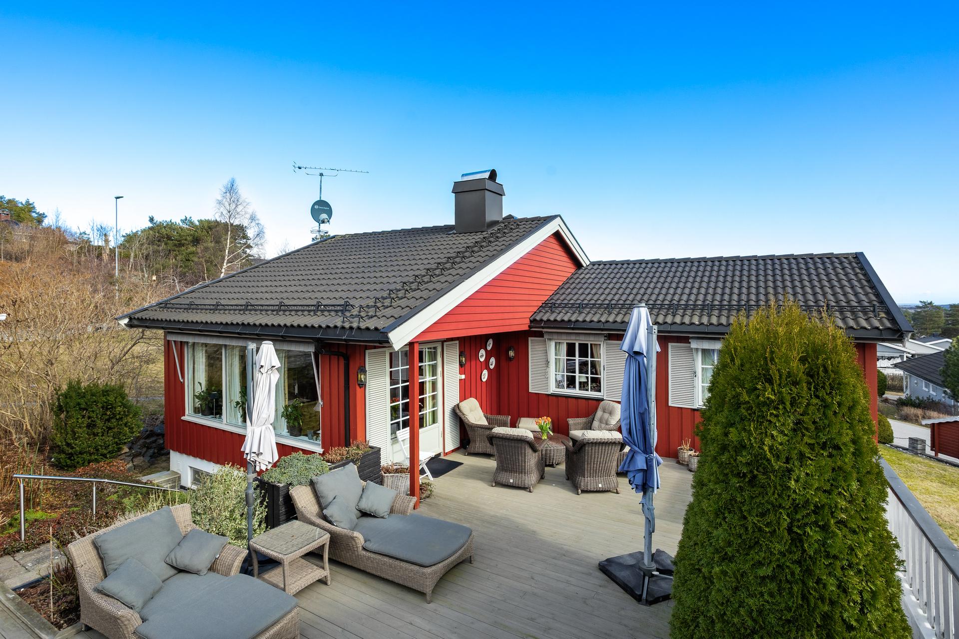 Ute finner du fine oppholdsarealer med terrasse og lun hagestue – perfekt for lange sommerkvelder. . Bilde nummer 2 av 3