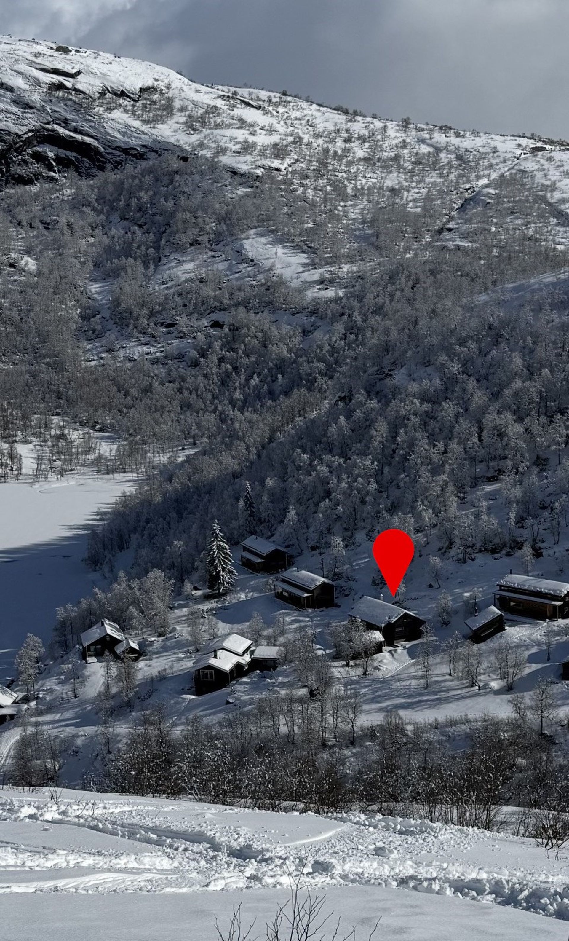 Bildet viser hvor nært hytta ligger alpinbakken i Ålsheia, bildet tatt fra bakken Påsken 2026. Bilde nummer 2 av 3