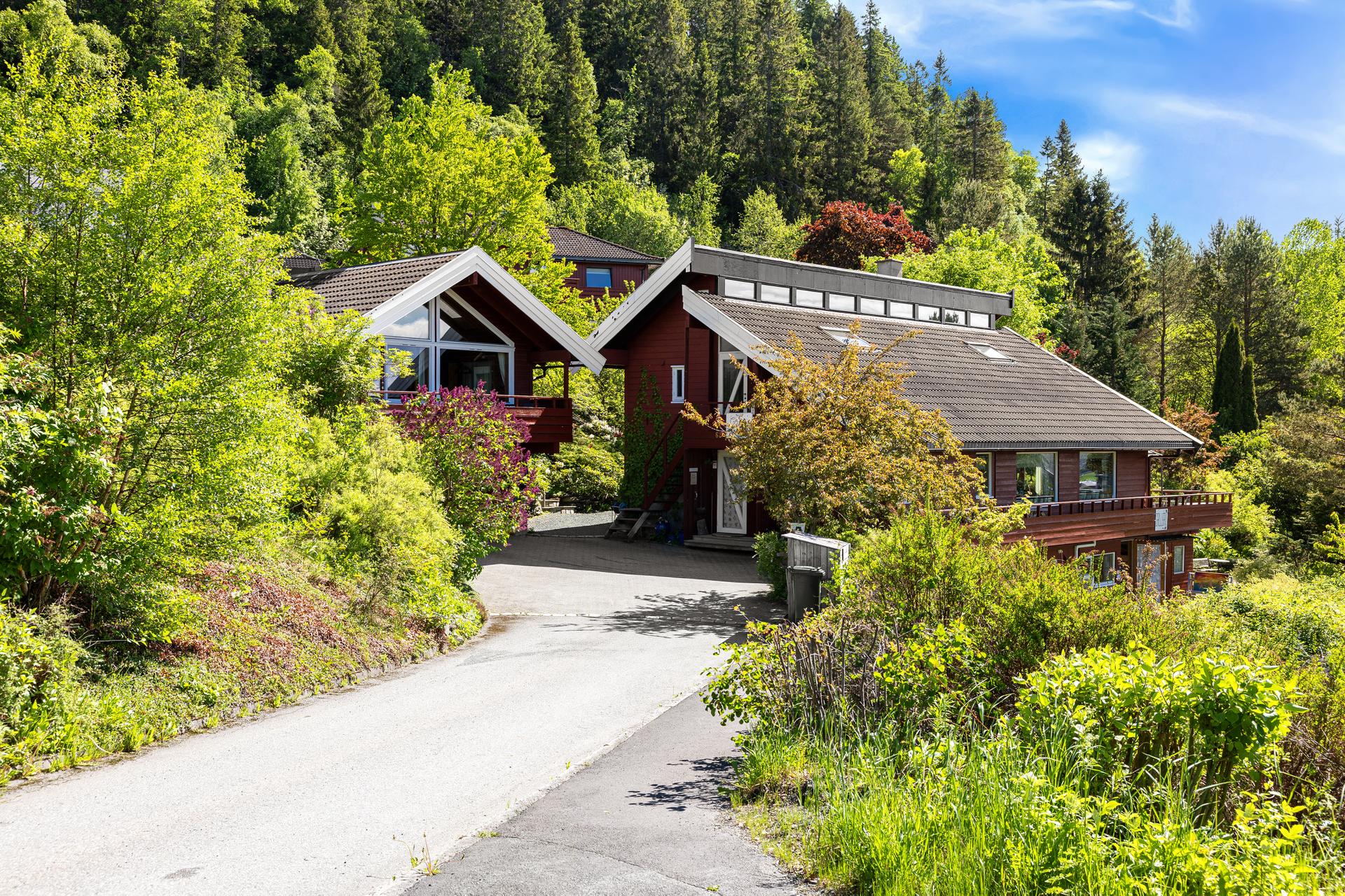 EiendomsMegler 1 v/Frank Robert Bae presenterer en særdeles romslig familiebolig over tre plan med utleiedel og attraktiv beliggenhet på Steinåsen. Foto: Nonstad Foto.
. Bilde nummer 1 av 3