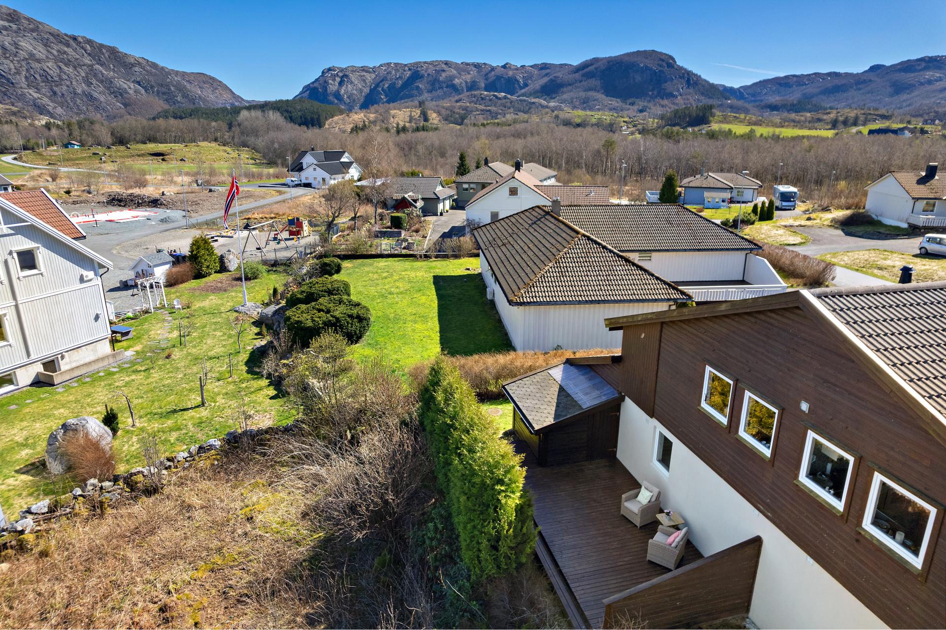 Her bor du med uteplasser på begge plan og er omkranset av natur, med gangavstand til Heskestad skule og flerbruksbane.. Bilde nummer 3 av 3