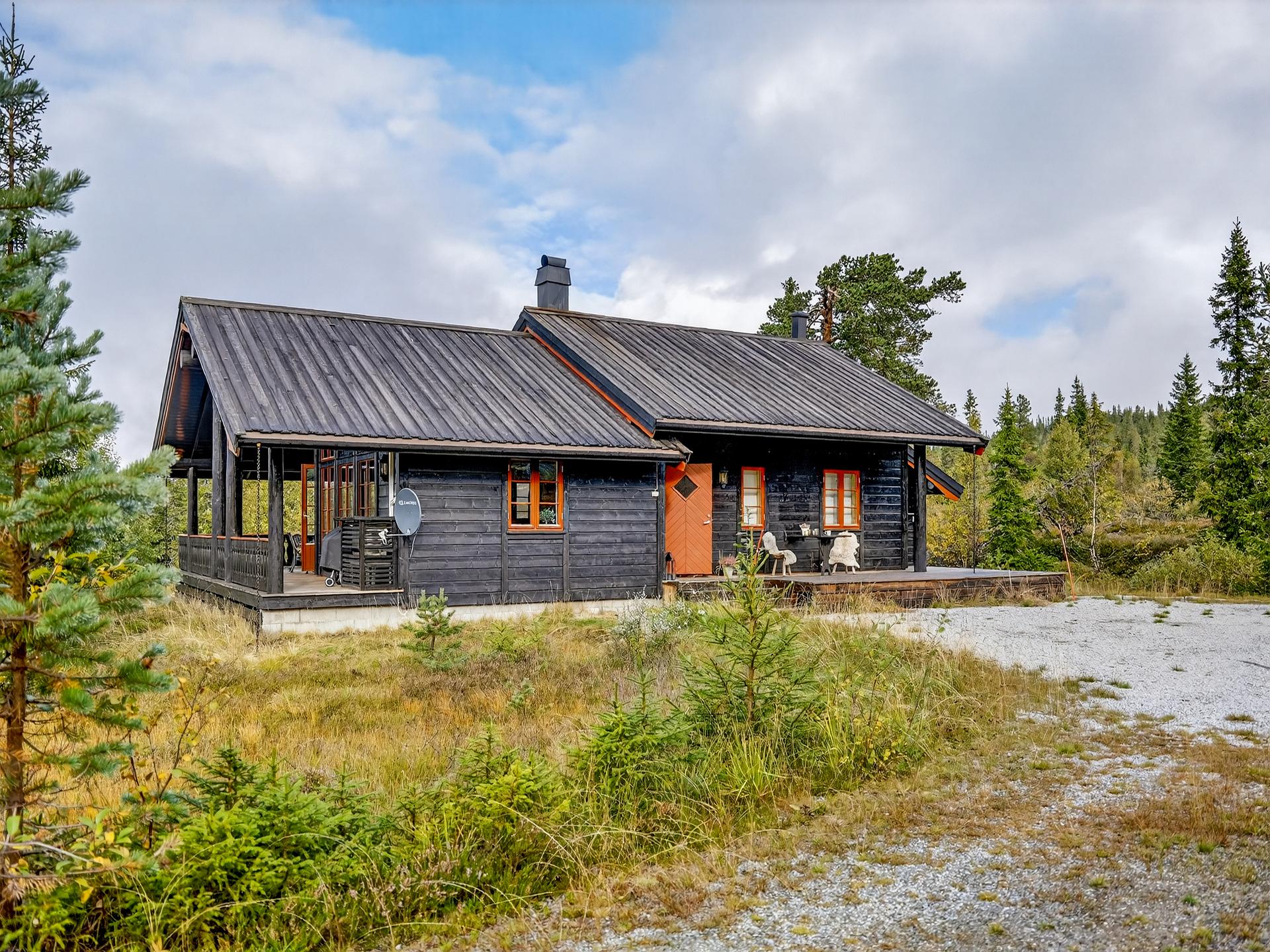 EiendomsMegler1 ved Halvor Østerli presenterer Lønnåsvegen 95!. Bilde nummer 1 av 3