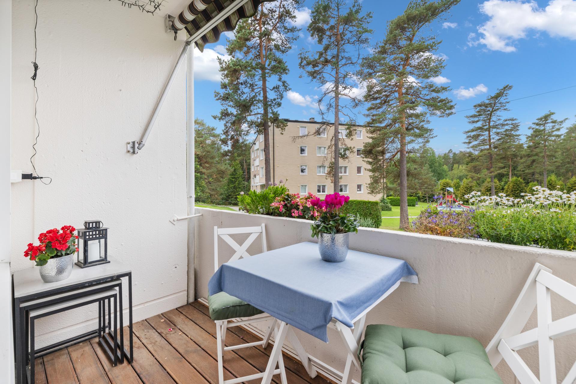 Fra stuen er det utgang til en vestvendt balkong med terrassebord og utsyn mot grønne fellesområder.. Bilde nummer 3 av 3