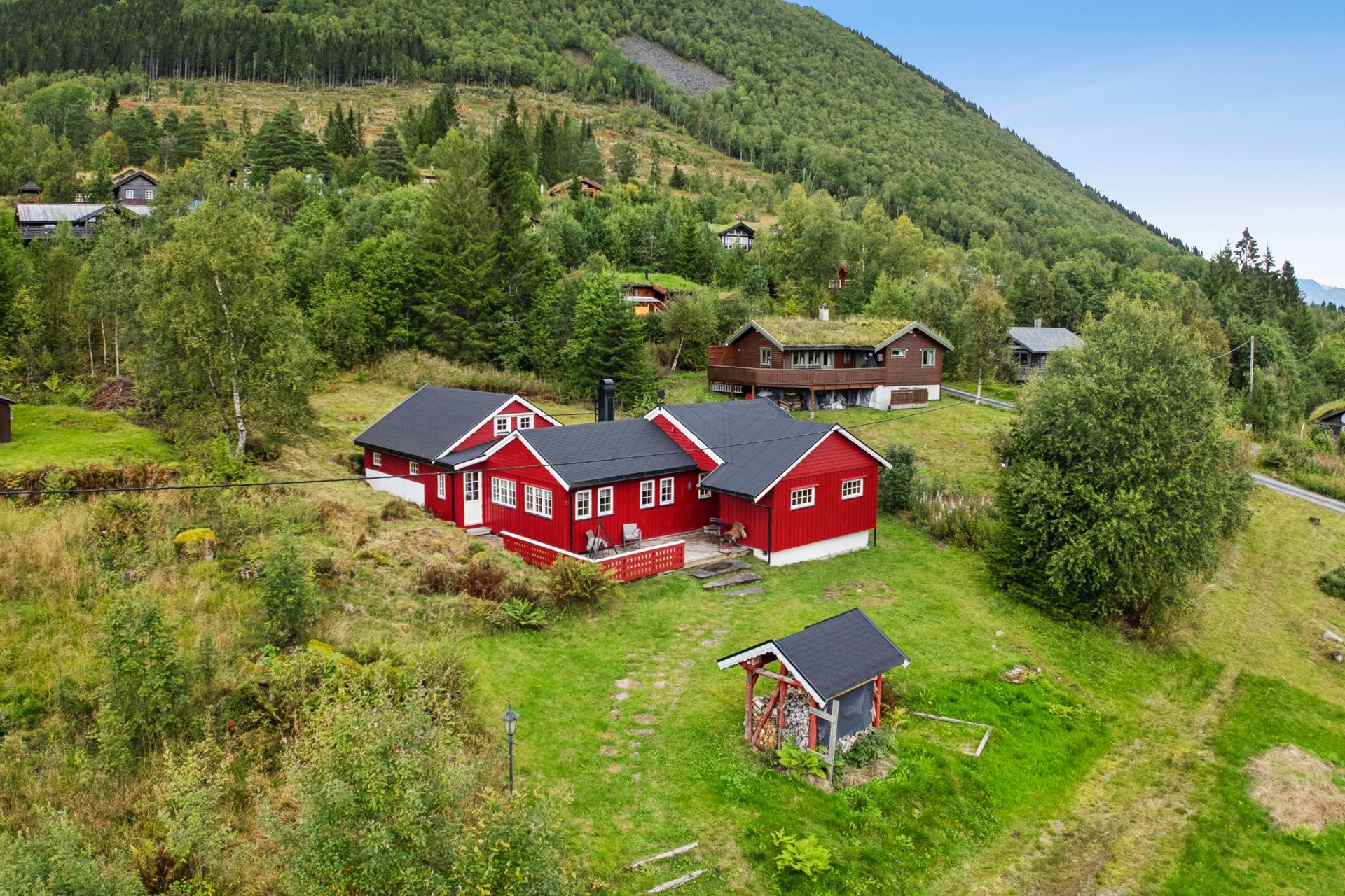EiendomsMegler1 ved Martin Grodås Alnes har gleden av å presentere Fjellheisvegen 115! Foto av Svein Olav Humberset v/EFKT. Bilde nummer 1 av 3