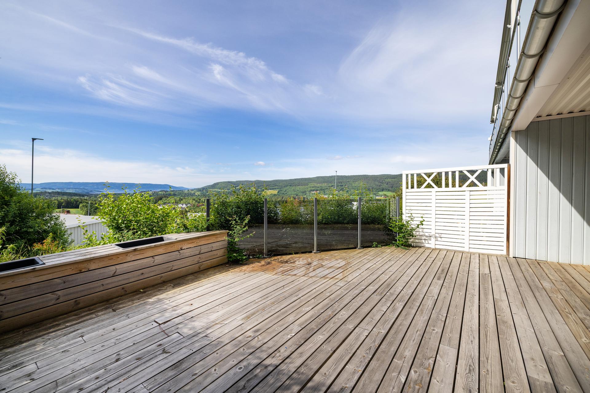 Fra kjøkkenet er det direkte utgang til en stor, sørvendt terrasseplatting på 36 m².. Bilde nummer 3 av 3